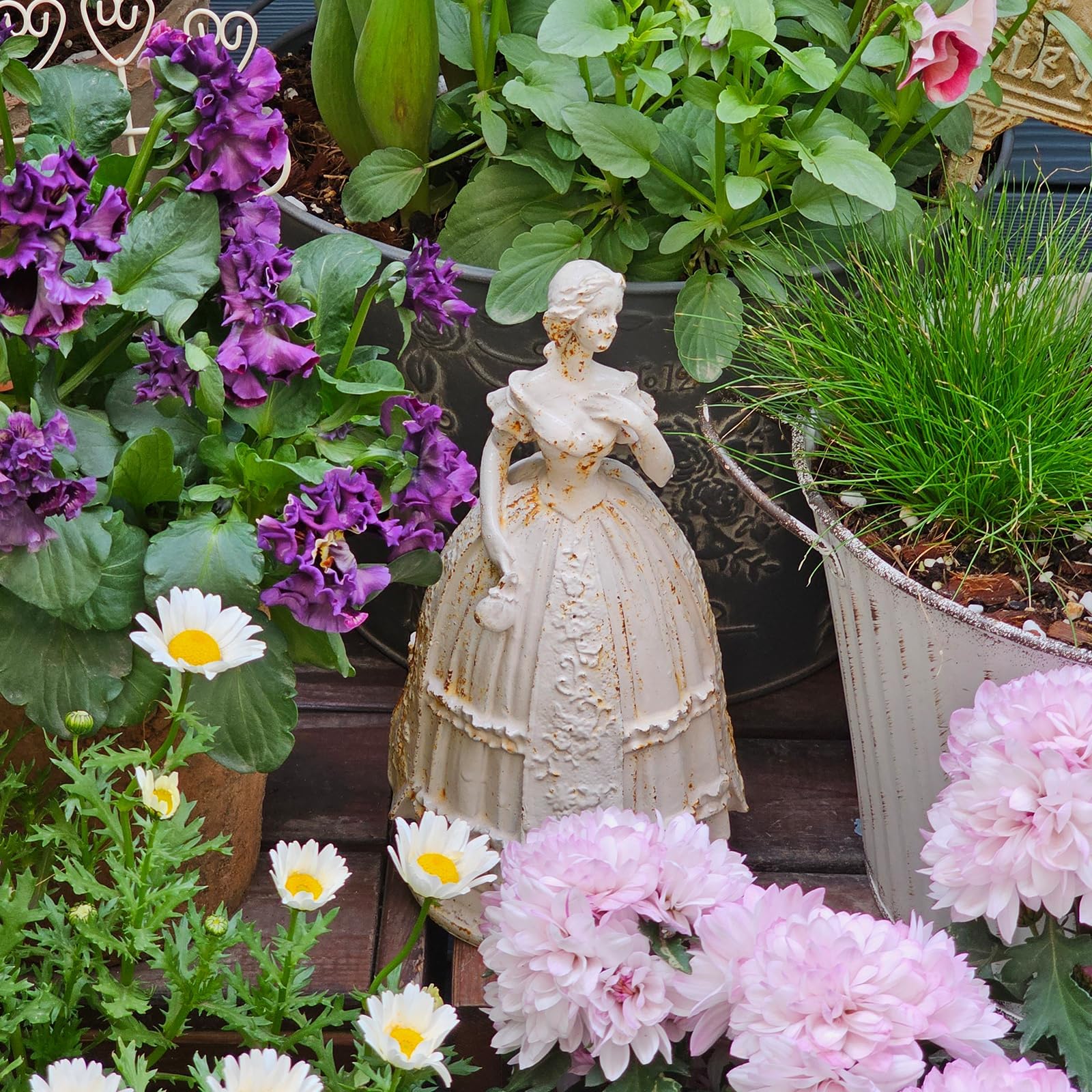 23cm Vintage Gartenfigur aus Gusseisen, Viktorianische Damenskulptur mit Handtasche, Rustikale Gartendekoration, Innen- und Außenbereich (Weiß)