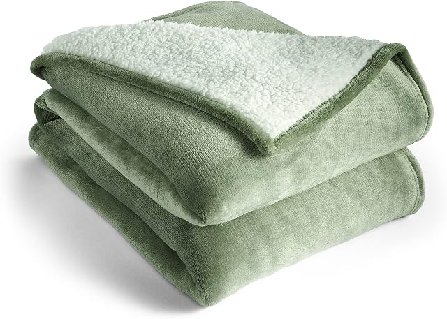 Silentnight Snugsie Giant Blanket - Fleece Throw Plush Blanket Super-Sized with Warm Sherpa Fleece Inside Reversible for Whole Family Sofa Couch Bed - 240 x 180cm  Green