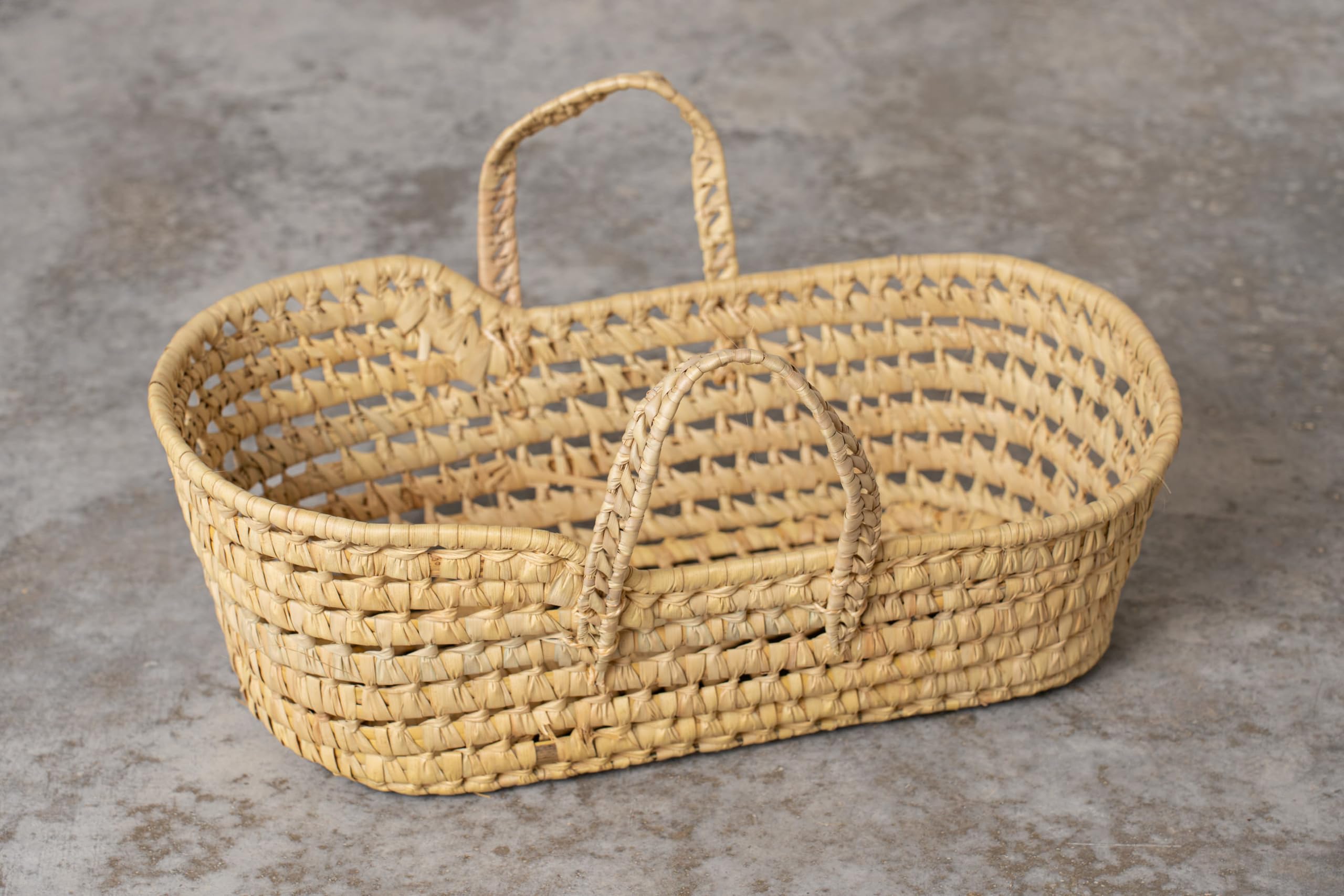 Portabebé de Palma Artesanal para Muñecas Reborn y Muñecos. Cesto Portamuñecas Estilo Clásico con Capota y Asas. Cuna Infantil de Juguete. (Ref. 8286)
