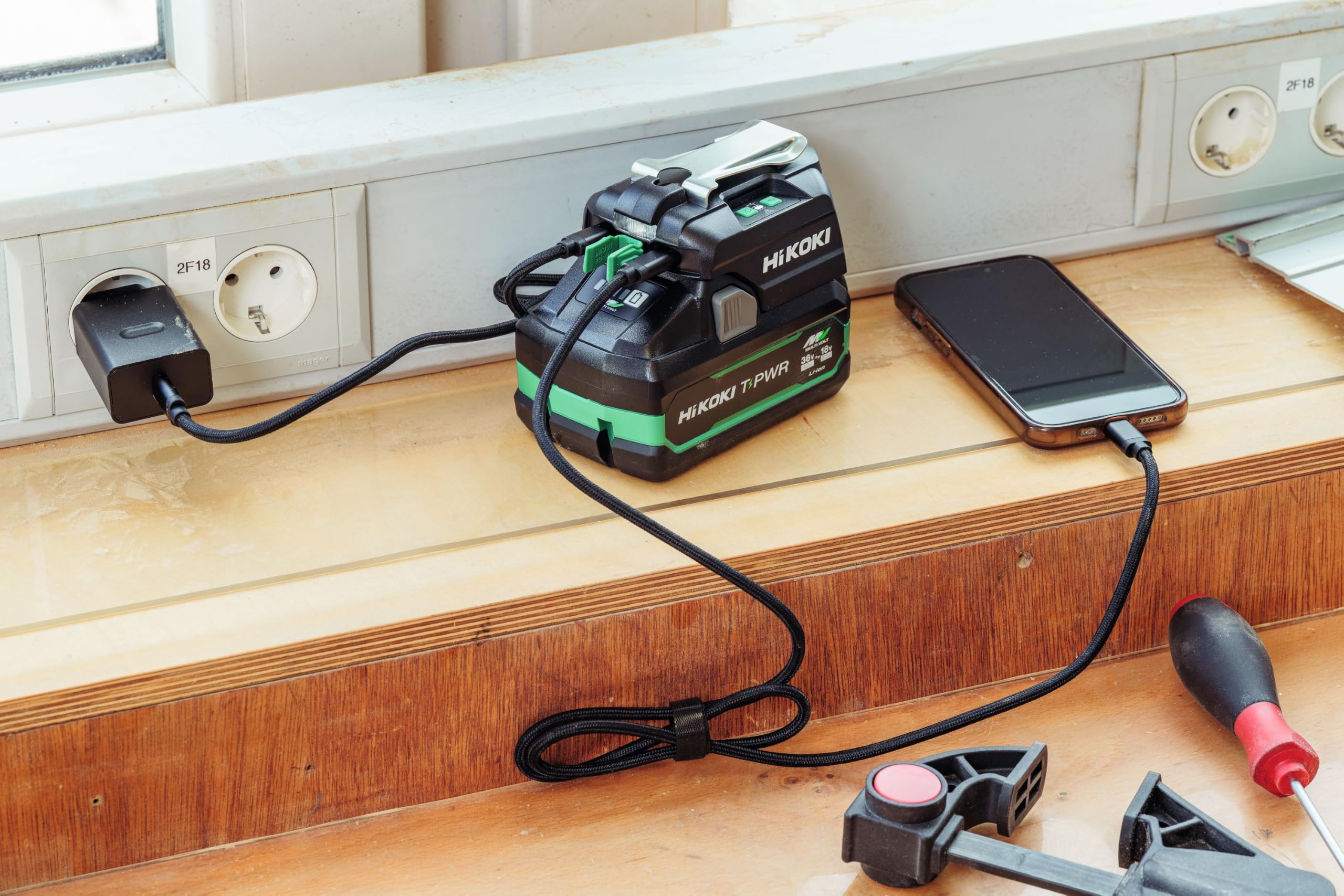 HiKOKI Cargador de batería UC18DAW4Z, cargador de batería de 18 V, 3,5 A | Función de banco de energía para smartphone y portátil, incluye adaptador de red y cable USB-C, peso ligero, 180 g
