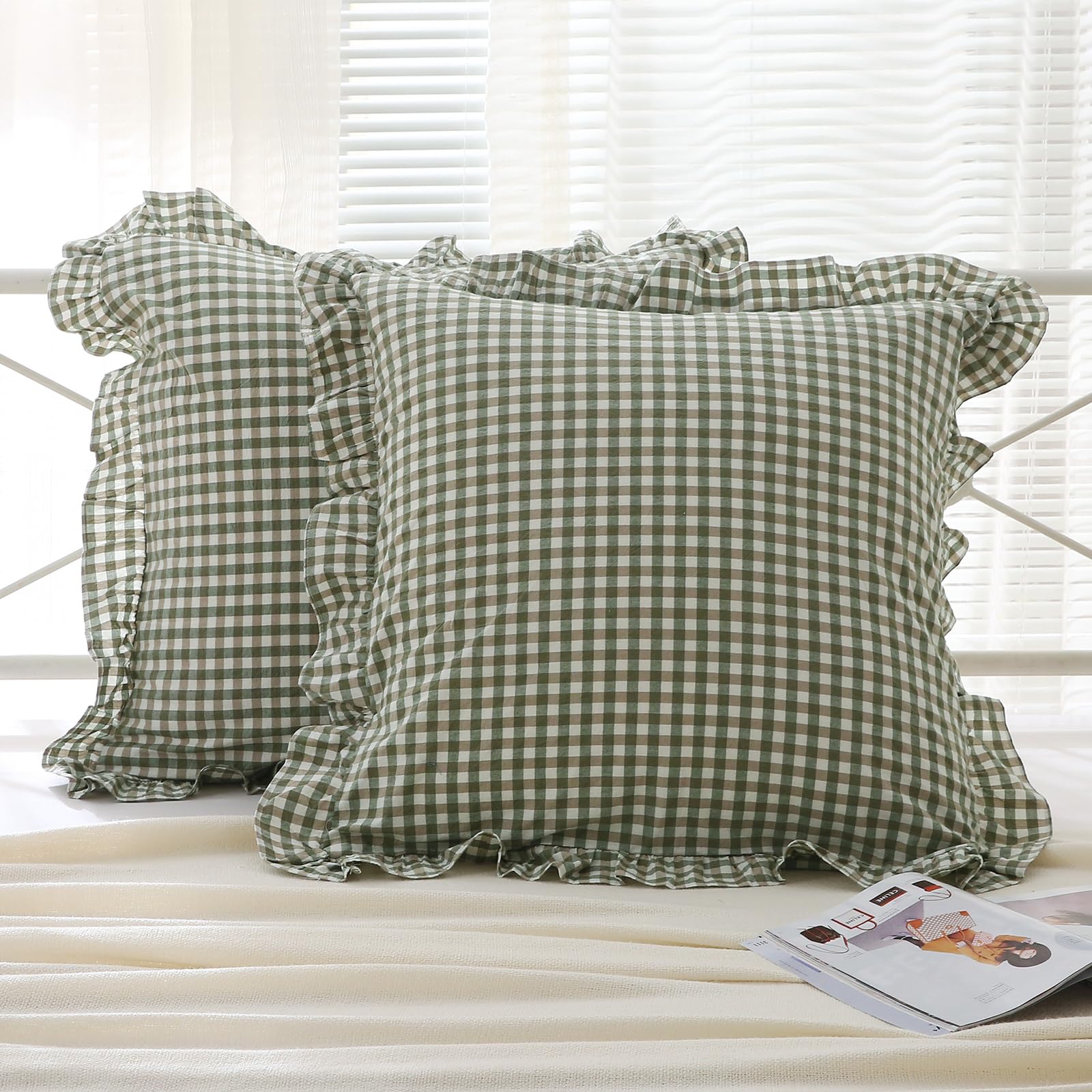 Lot de 2 housses de coussin à volants à carreaux européennes, 100 % coton à carreaux rustiques vichy pour lit/canapé (66 x 66 cm, carreaux vert sauge/blanc)