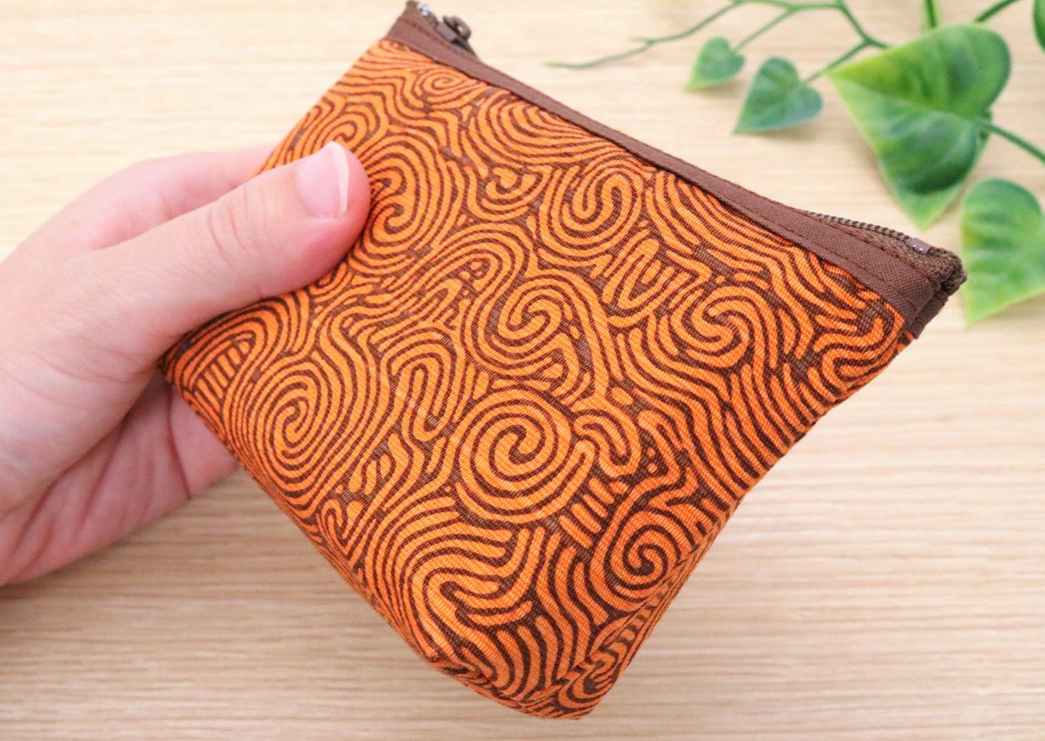 京佑 日本製 小物入れ ポーチ 小銭入れ コインケース 約8.5×13cm 綿 化粧 ミニポーチ 縄文 唐草 茶