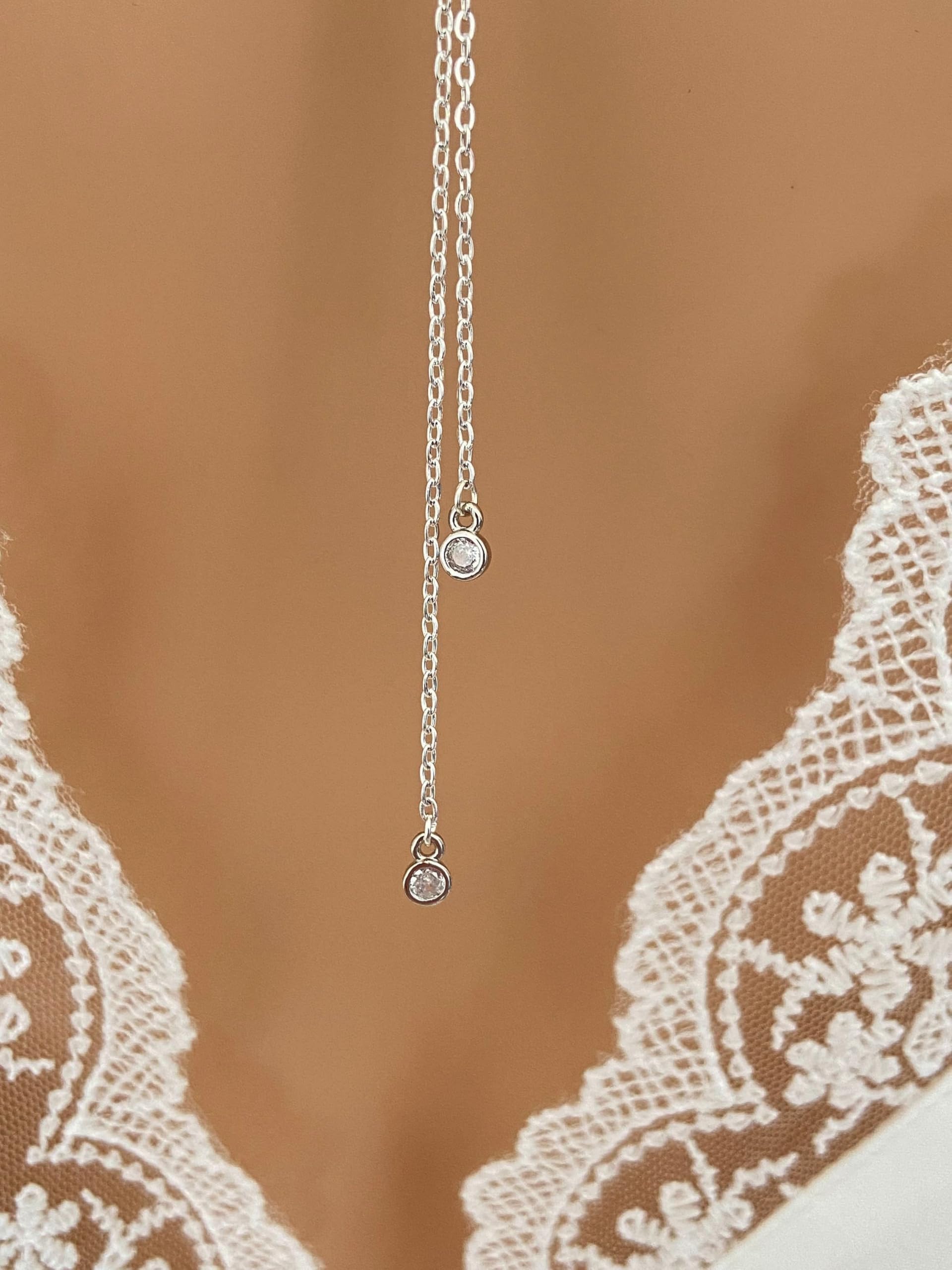 Collier de dos pour mariée fabriqué en France, mini fleurs satin, strass et chaine acier argentée