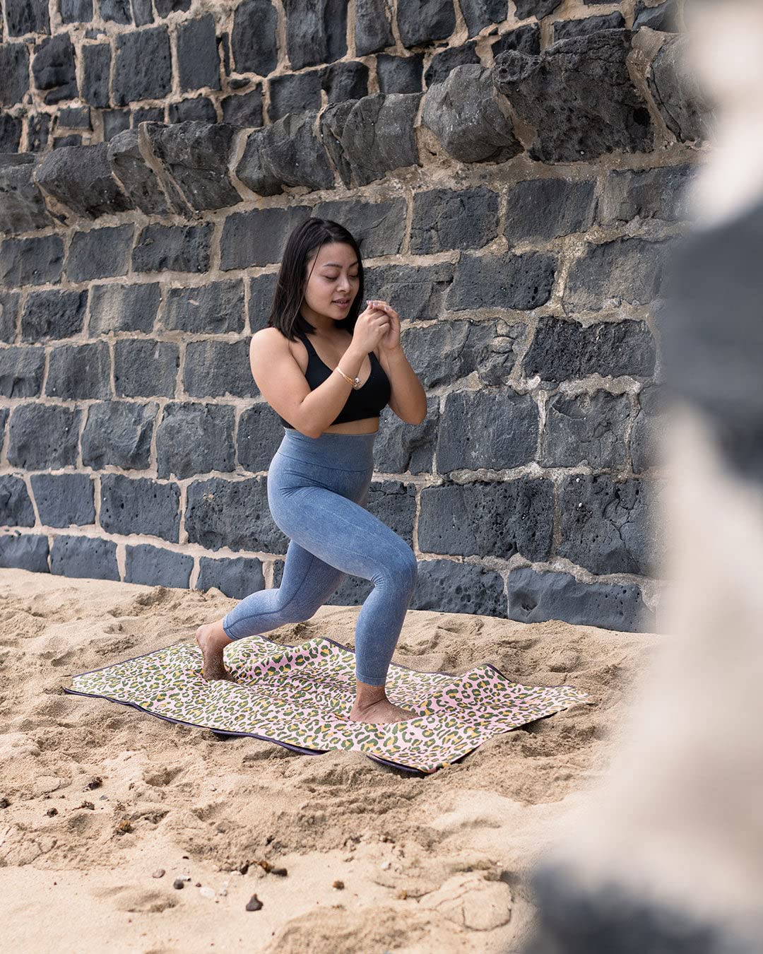 LEUS Toalla ecológica de yoga – Toalla de microfibra reciclada antideslizante de secado rápido y resistente al olor para yoga caliente, pilates, y fitness – Puntos calientes