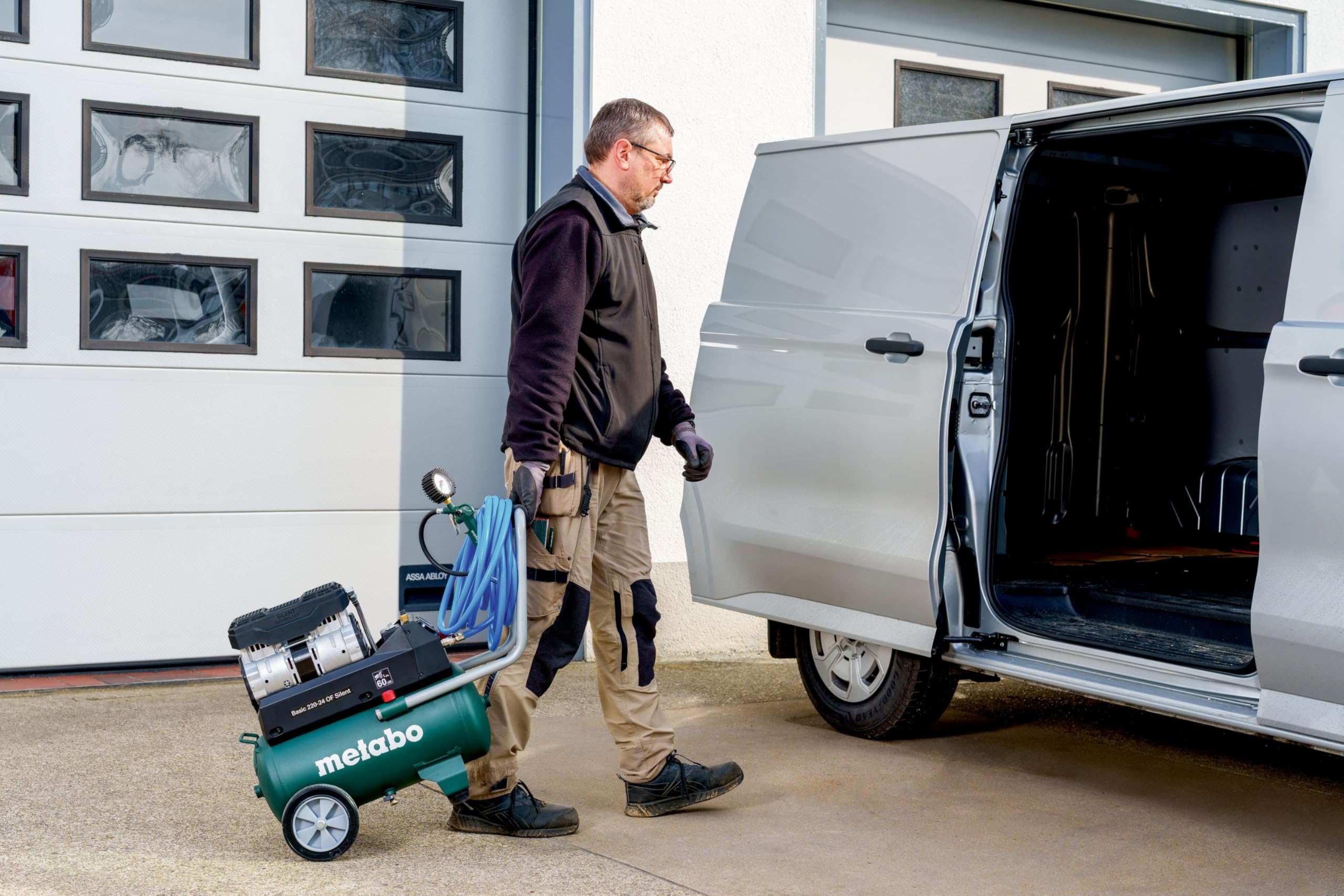 metabo Kompressor Basic 220-24 OF Silent - 24L Kessel, 8 bar Druck, 110 l/min Füllleistung - Ölfrei, leise, mobiler Werkstatt-Kompressor für Heimwerker & Profis - Inkl. Schnellkupplung und Zuggriff