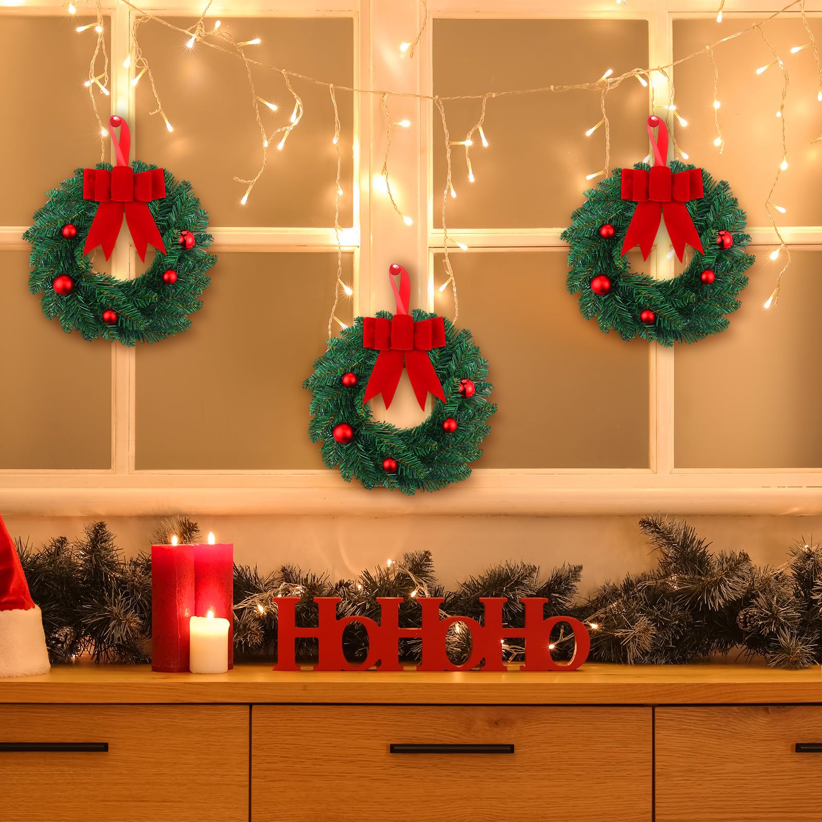 VioraWhite Lot de 4 couronnes de Noël artificielles pré-éclairées avec lumières - Fonctionnement à piles - 25,4 cm - Avec boules et nœud en ruban pour armoire de cuisine, fenêtre, vacances, extérieur