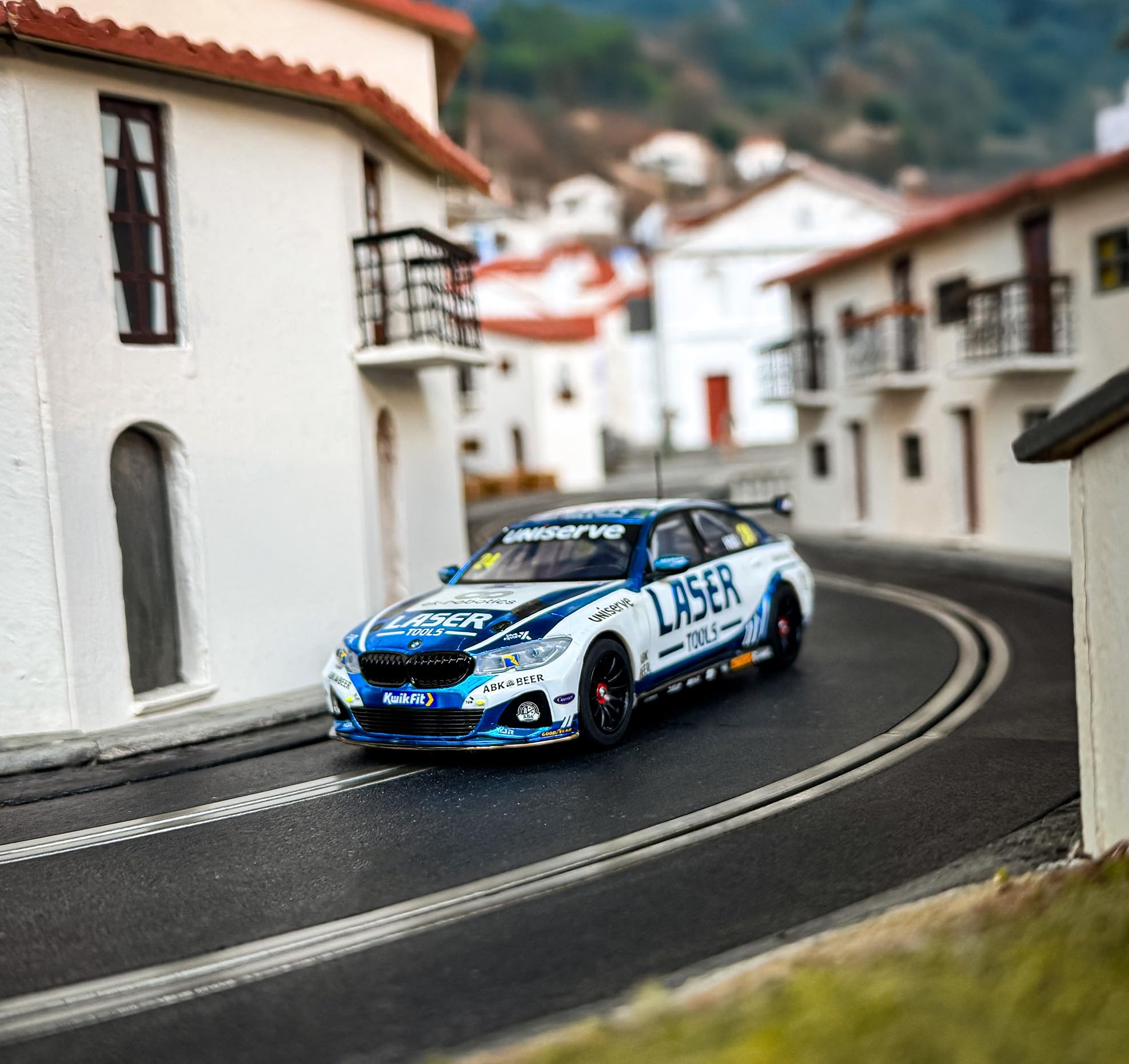 Scalextric - C4526 - Cars BMW 330E NGTC, Outils Laser, Jake Hill 2023, Voiture à sous Jouet à Utiliser avec des Circuits Ou Un Ensemble de Courses