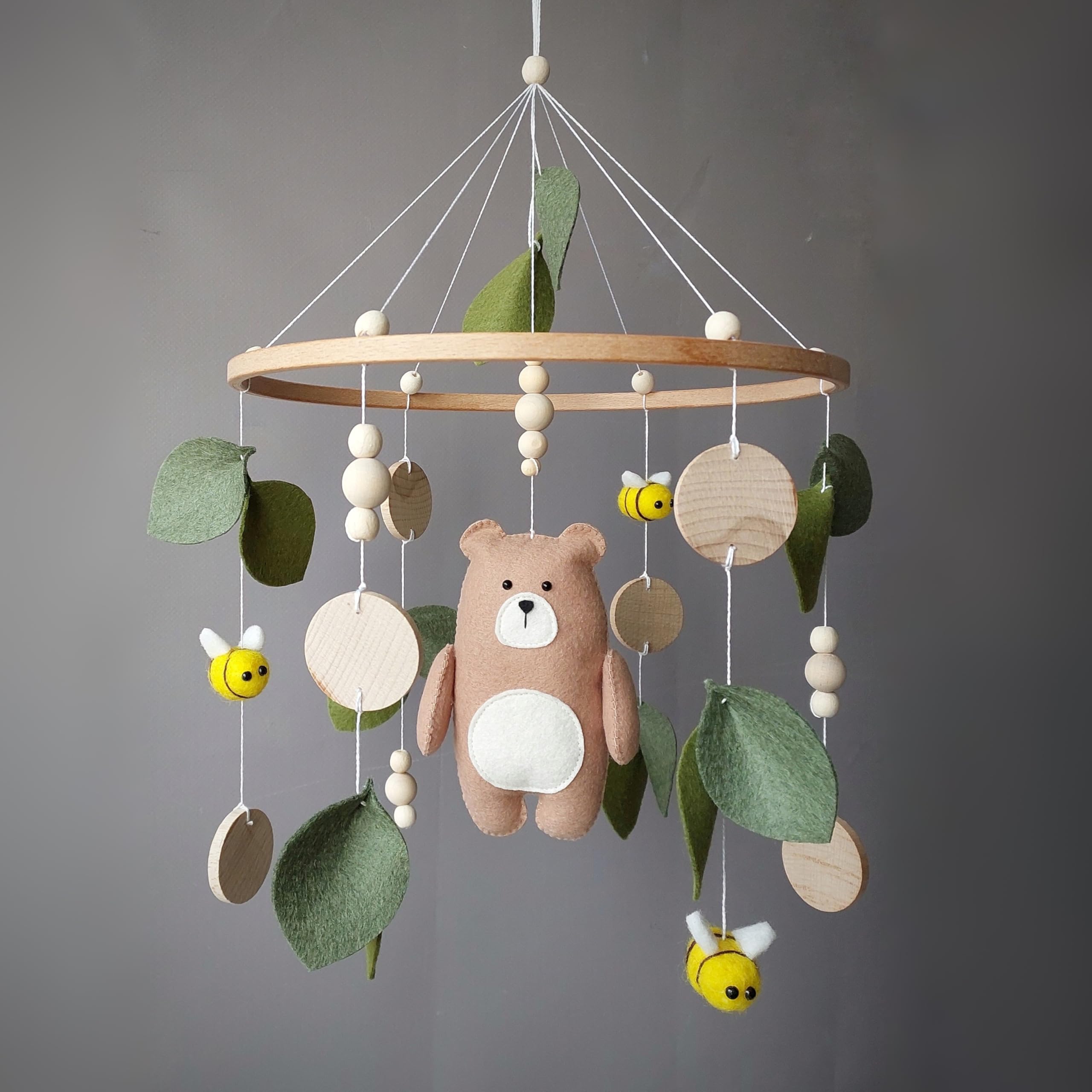 Wald Baby Mobile mit Bär, Bienen & Blättern – Handgemachtes Filz Mobile – Neutrale Babyzimmer Deko – Geschenk zur Geburt oder Babyparty – Woodland Deko für Jungen & Mädchen