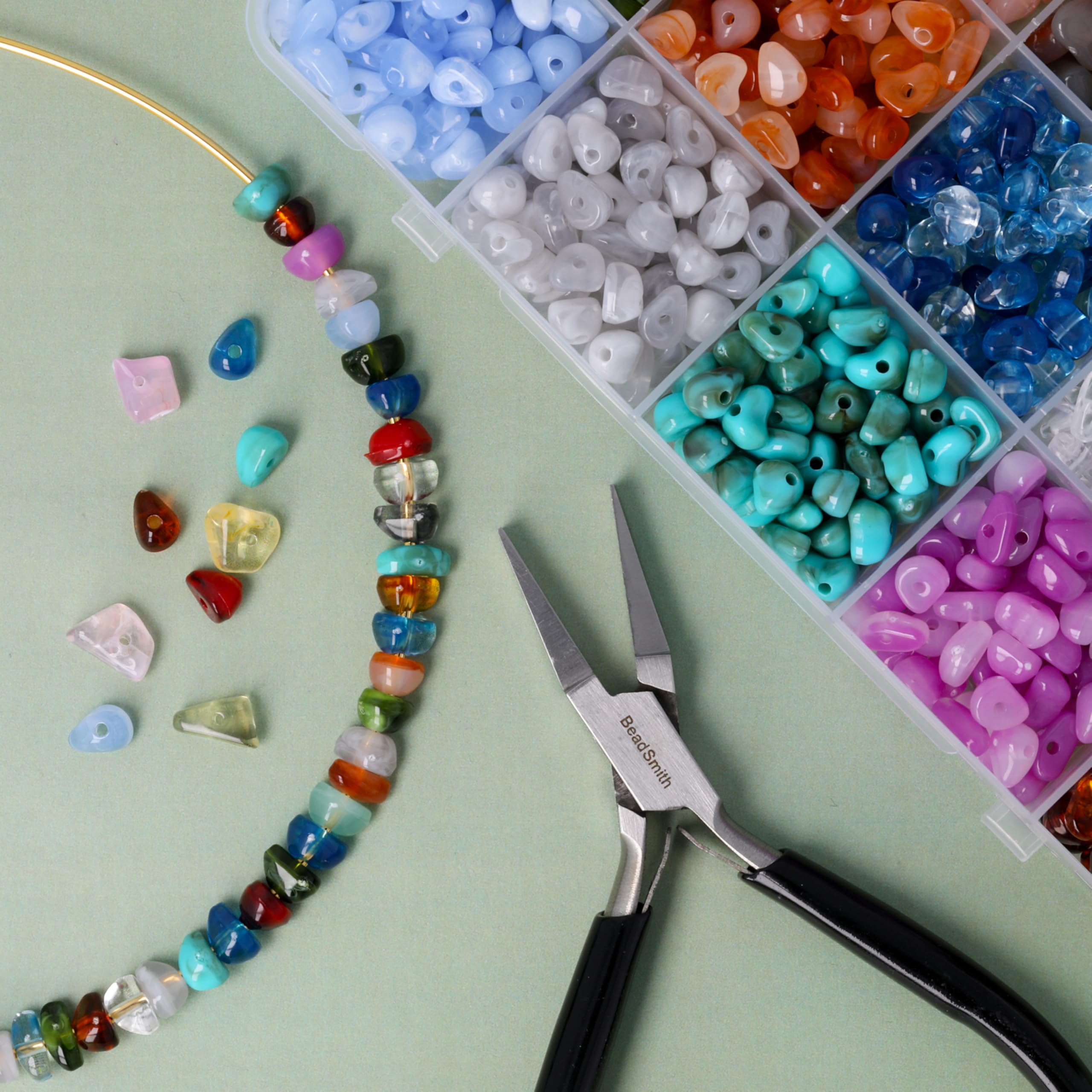 The Beadsmith Zestaw koralików akrylowych – koraliki z imitacji kamieni szlachetnych, ok. 1000 szt., 20 kolorów (4-7 mm), nieregularny wygląd kamienia, zestaw do tworzenia biżuterii i bransoletek