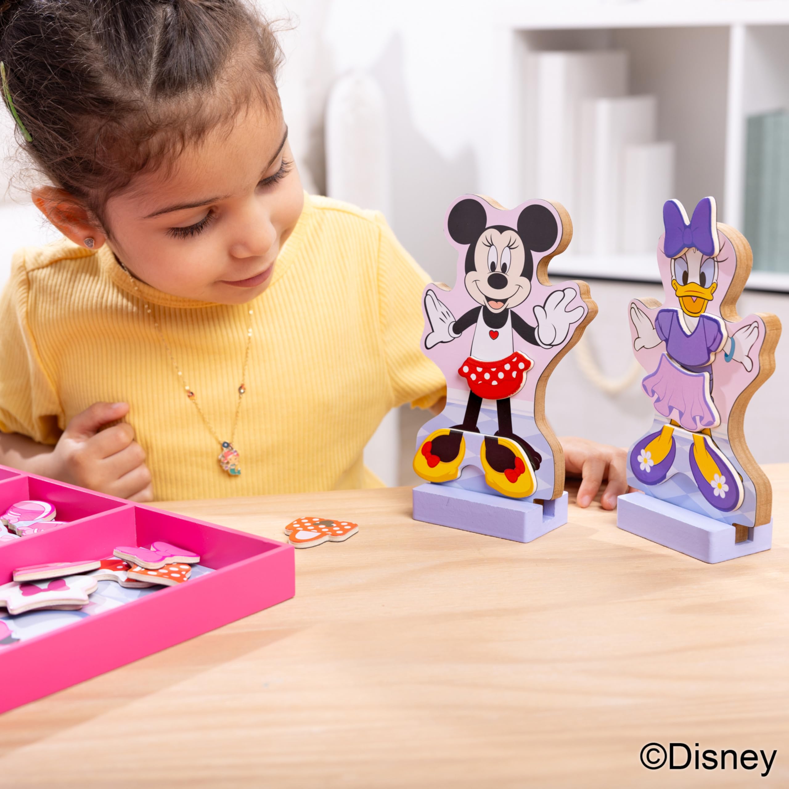 Melissa & Doug Disney Minnie Mouse e Daisy Duck Deluxe - 2 bambole magnetiche in legno con supporto per gioco di finzione, 52 pezzi, certificato FSC
