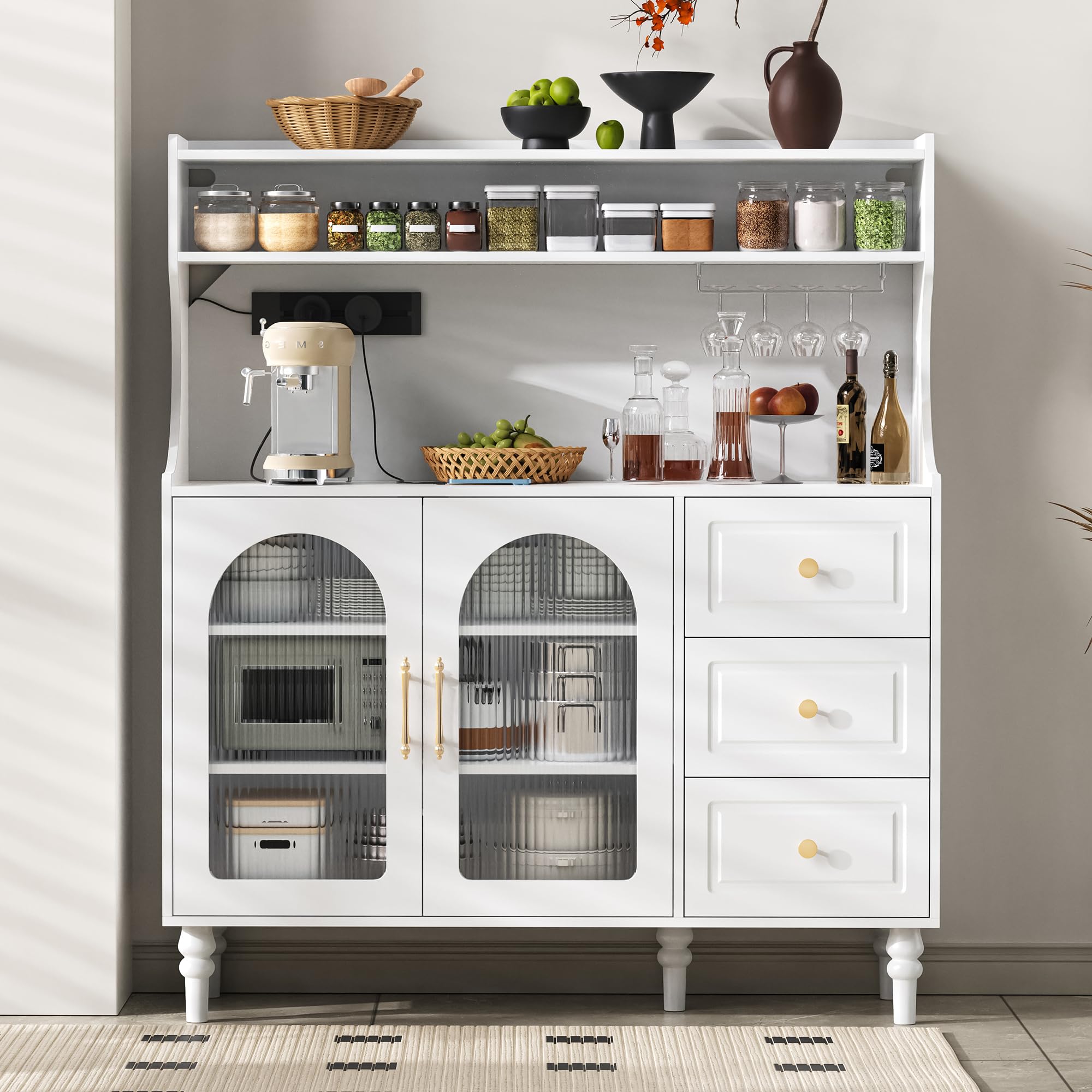 Küchenschrank Buffetschrank Höhe 138.5 cm mit Steckdosen und Stauraum, Hochschrank Sideboard mit Weinglashaltern, Barschrank Küchenschränke Highboard mit Schubladen, Küchenmöbel, Schrank Weiß