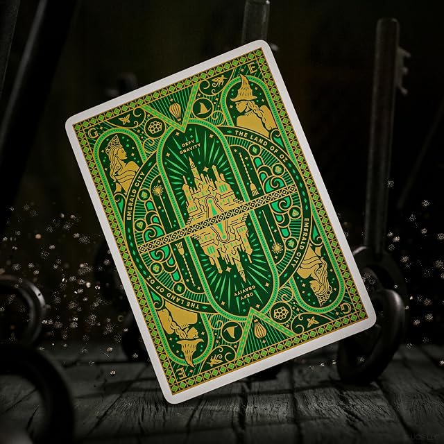 Foto 2 de 8 de theory11 Wicked Playing Cards - Baraja de póquer con temática de oro verde con ilustraciones de Glinda…