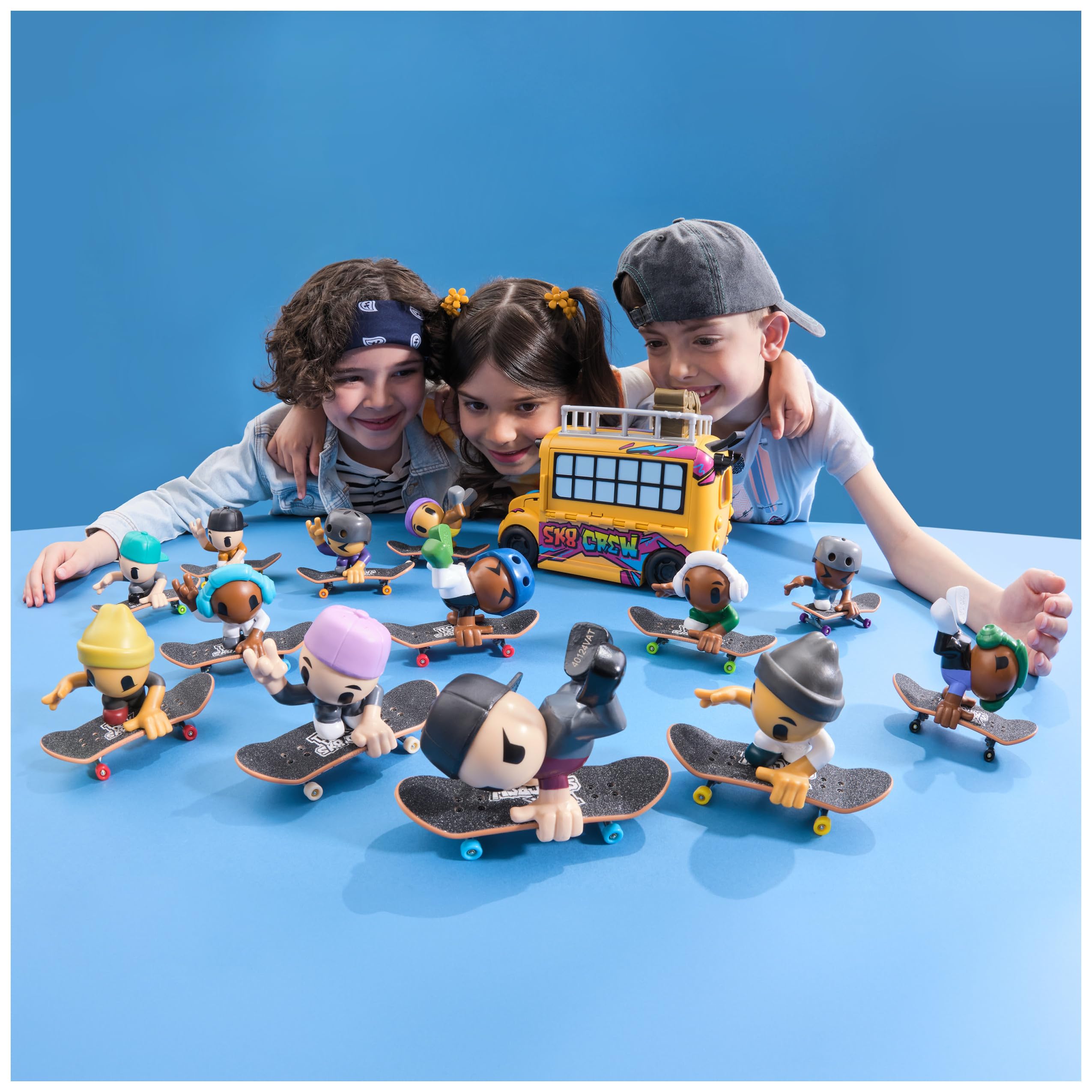 Tech Deck Sk8 Crew, confezione da 2 fingerboard con personaggi, mini skateboard da collezione personalizzabili, giocattoli per bambini da 5 anni in su (i modelli possono variare)