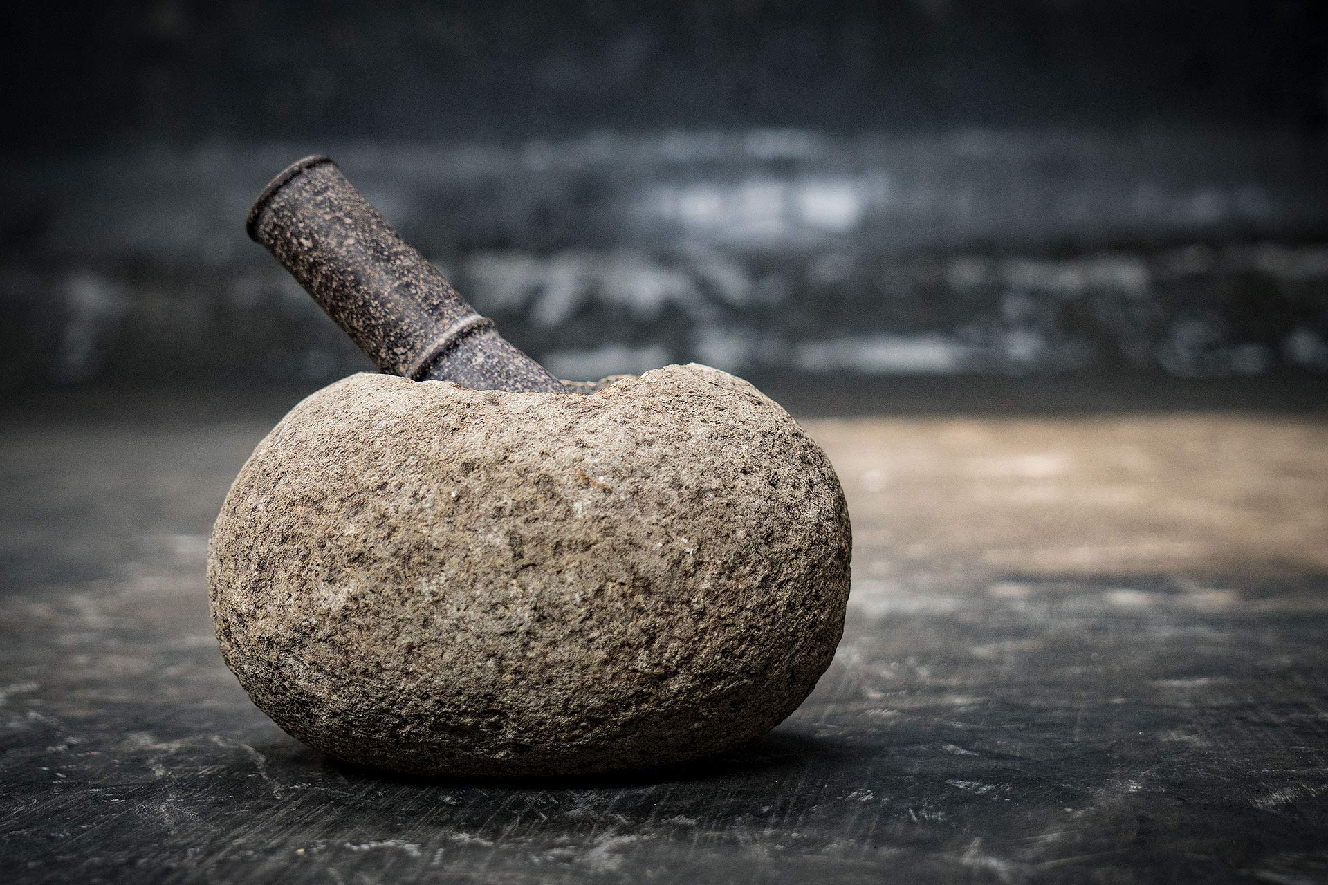 Mortero de piedra de río de la tierra de los volcanes. Molinillo de piedra natural para especias, especias, pastas, pestos y guacamole. Elige tu propio mortero individual (7)