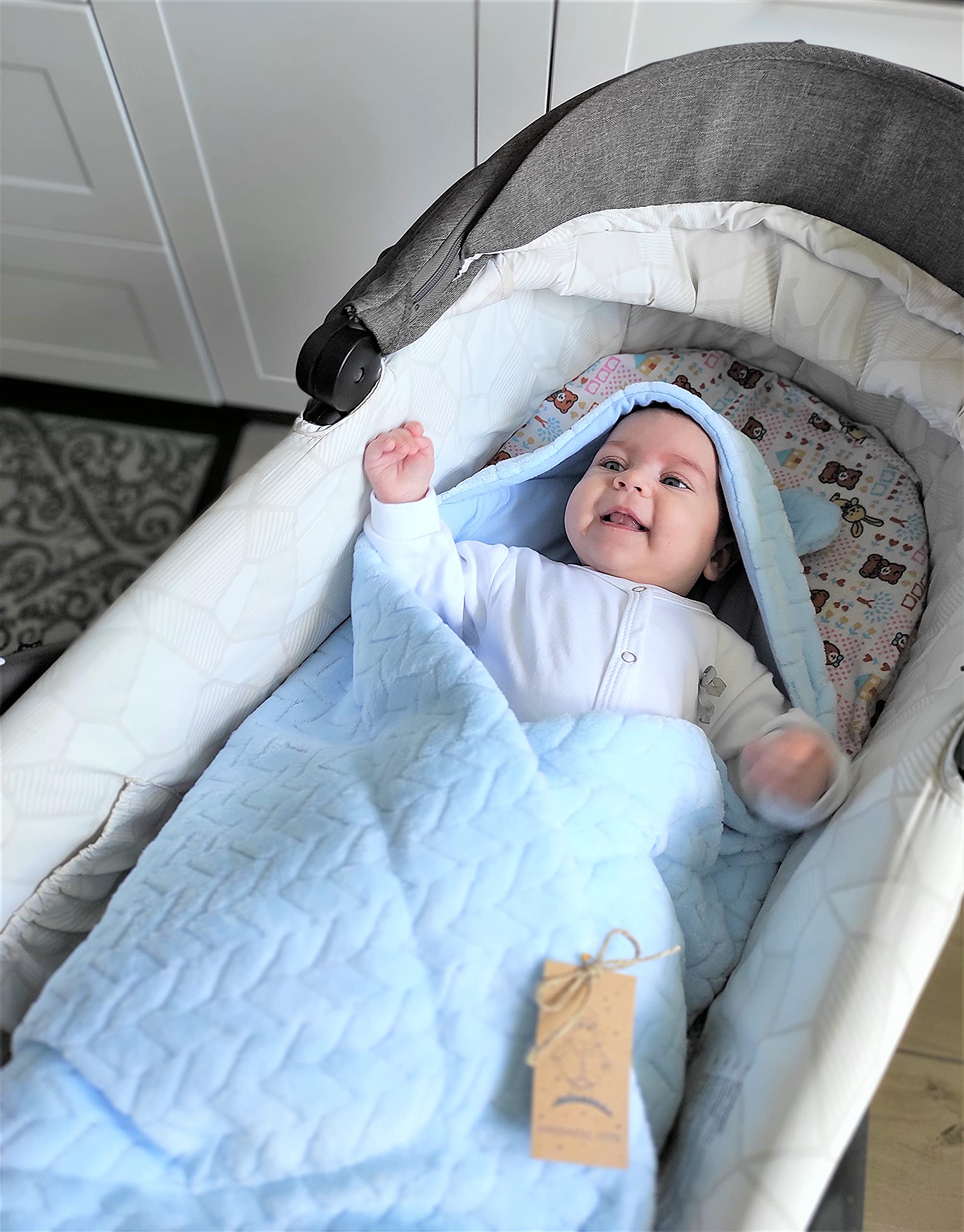 Bo Manta para portabebés, cochecito y asientos infantiles, Manta Niños, para recién nacidos en tamaño ideal 80 x 80 cm, con capucha y cierre de velcro para invierno y verano