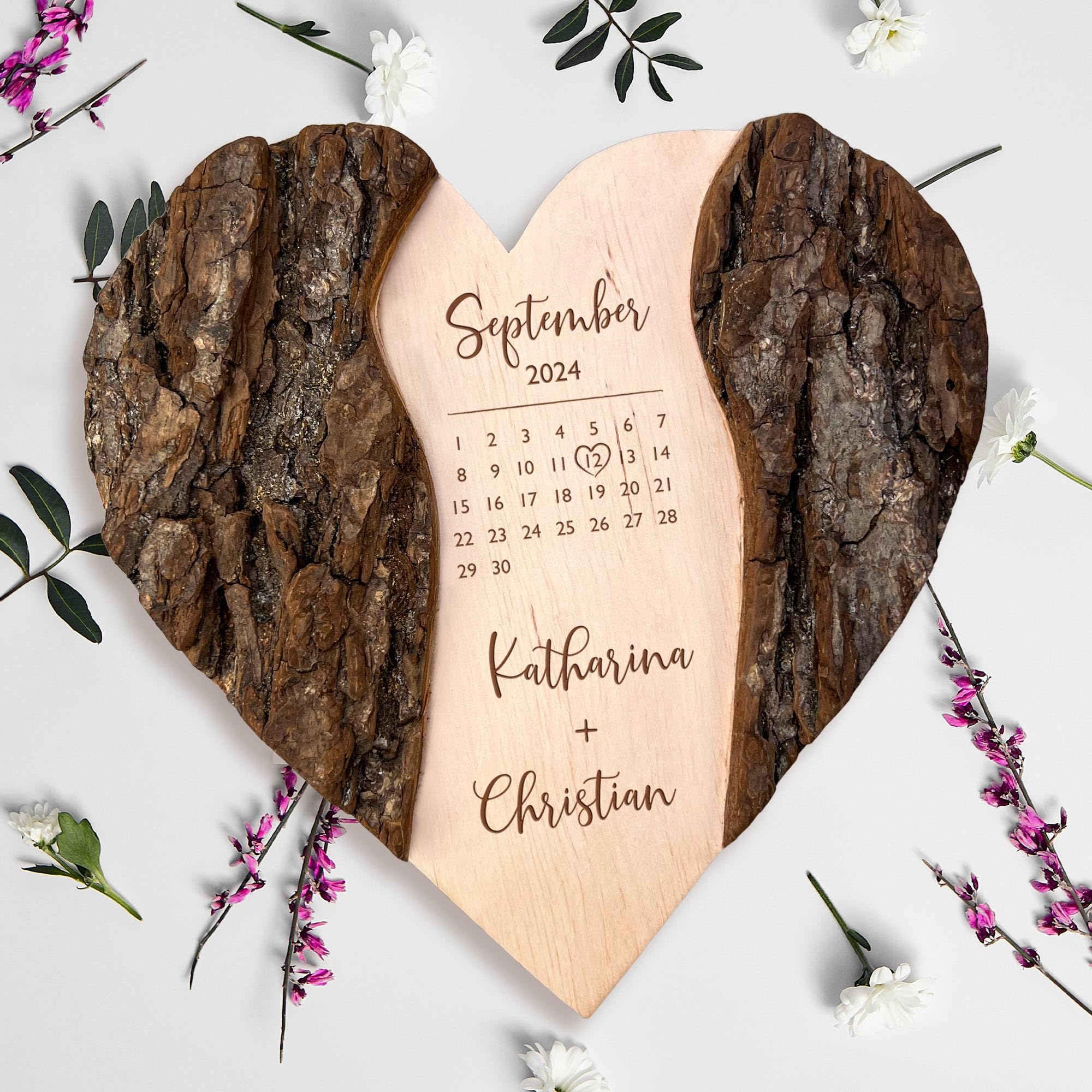 Holzherz mit Gravur, Hochzeitsgeschenk mit Kalender Motiv, Personalisierte Hochzeitstag Deko, Geschenke zur Hochzeit, Holz Herz mit Rinde, Hochzeitsherz, Ringkissen aus Holz, Geschenk zum Hochzeitstag