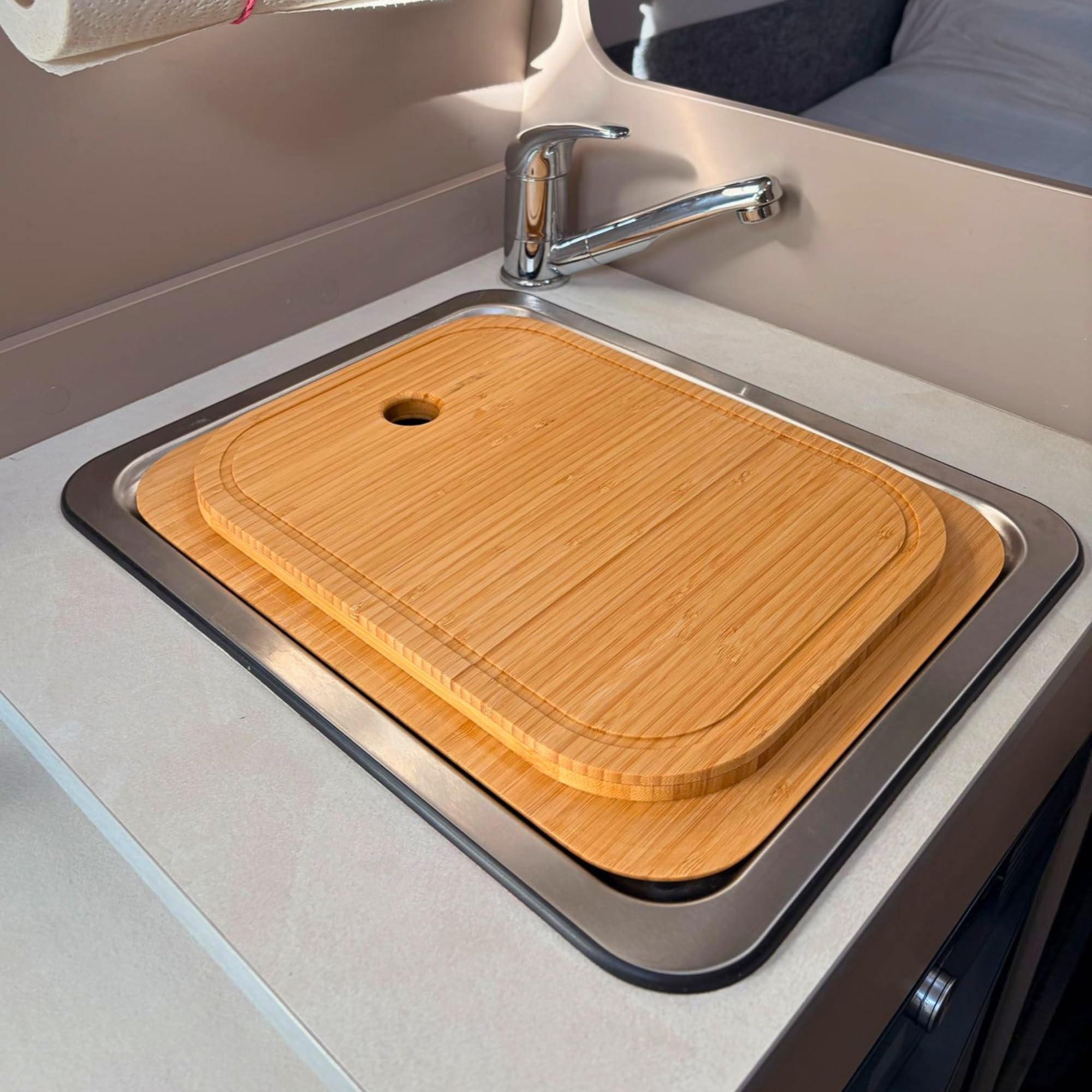 Spülenabdeckung für Carado CV Edition24 (2024) mit Schneidebrett – passgenaue Spülabdeckung Camper Wohnmobil Küche – Bambus 18 mm – mehr Arbeitsfläche Camping Zubehör