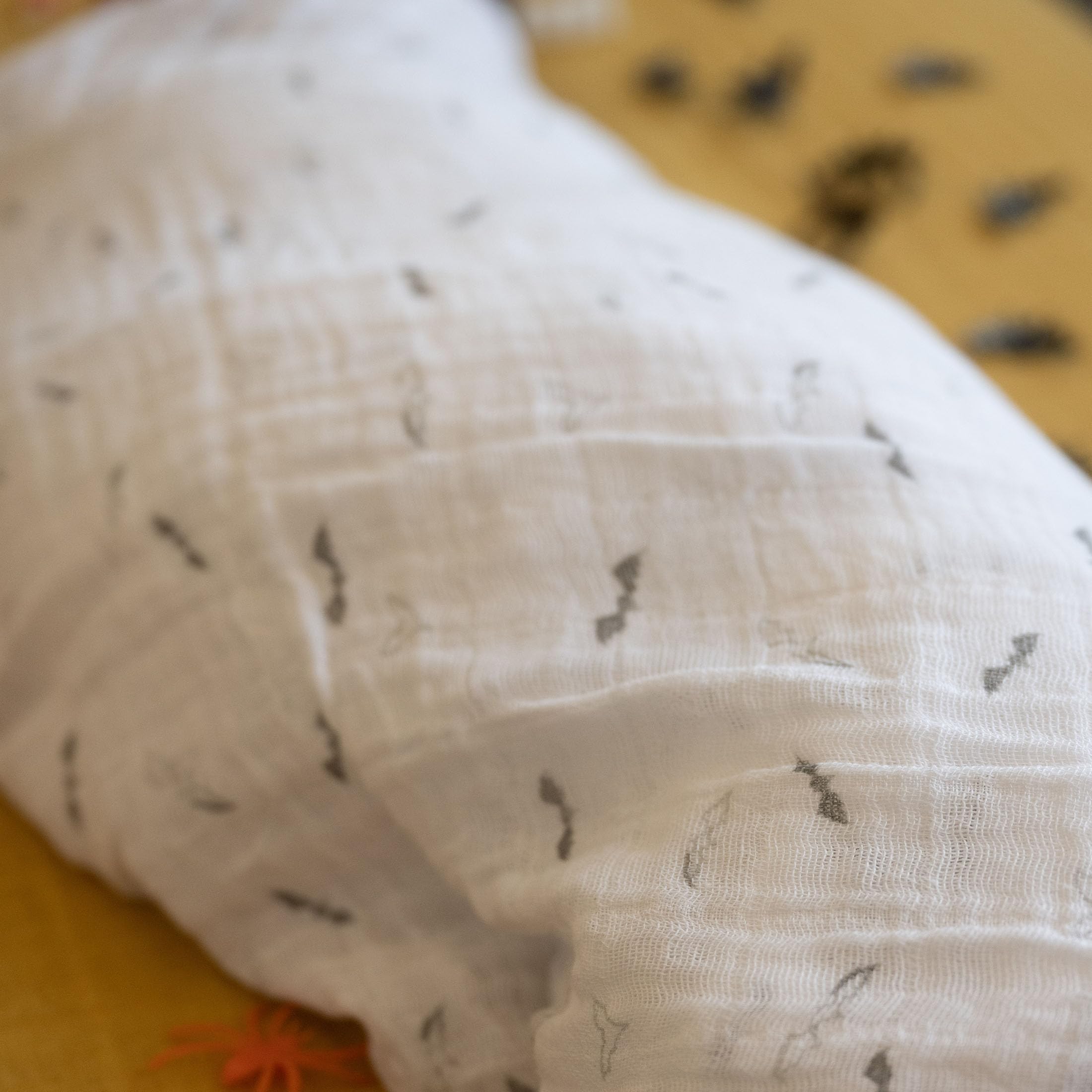 Little Unicorn - Premium 100% Baumwoll-Musselin Pucktuch - atmungsaktive Babydecke - handgemalte Designs - 1 Stück - 120 x 120 cm (Bats)