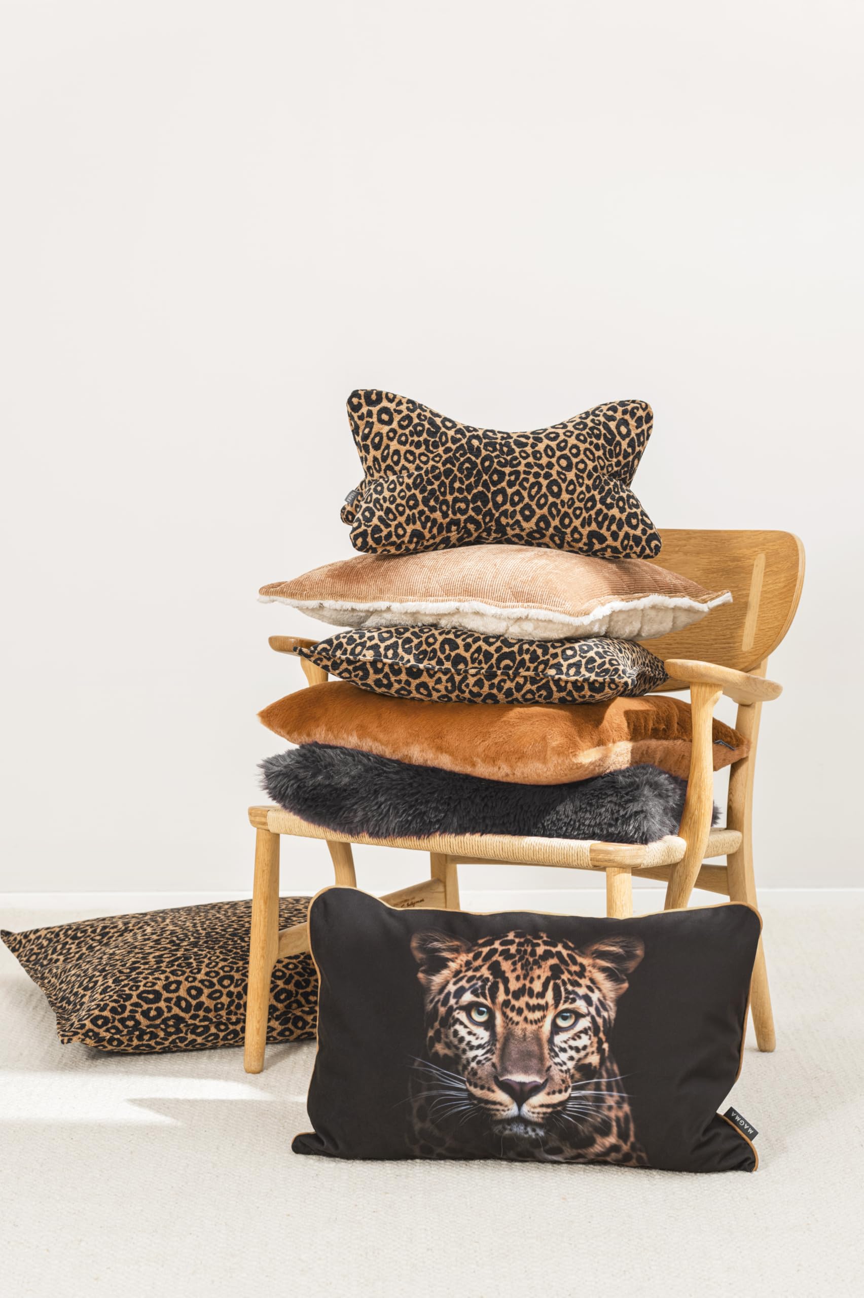 MAGMA Leseknochen | BAO | Leopardenmuster | Nackenkissen | ca. 42x22x22 cm | Polyesterfüllung | Fellimitat | Made in Germany (Anthrazit)
