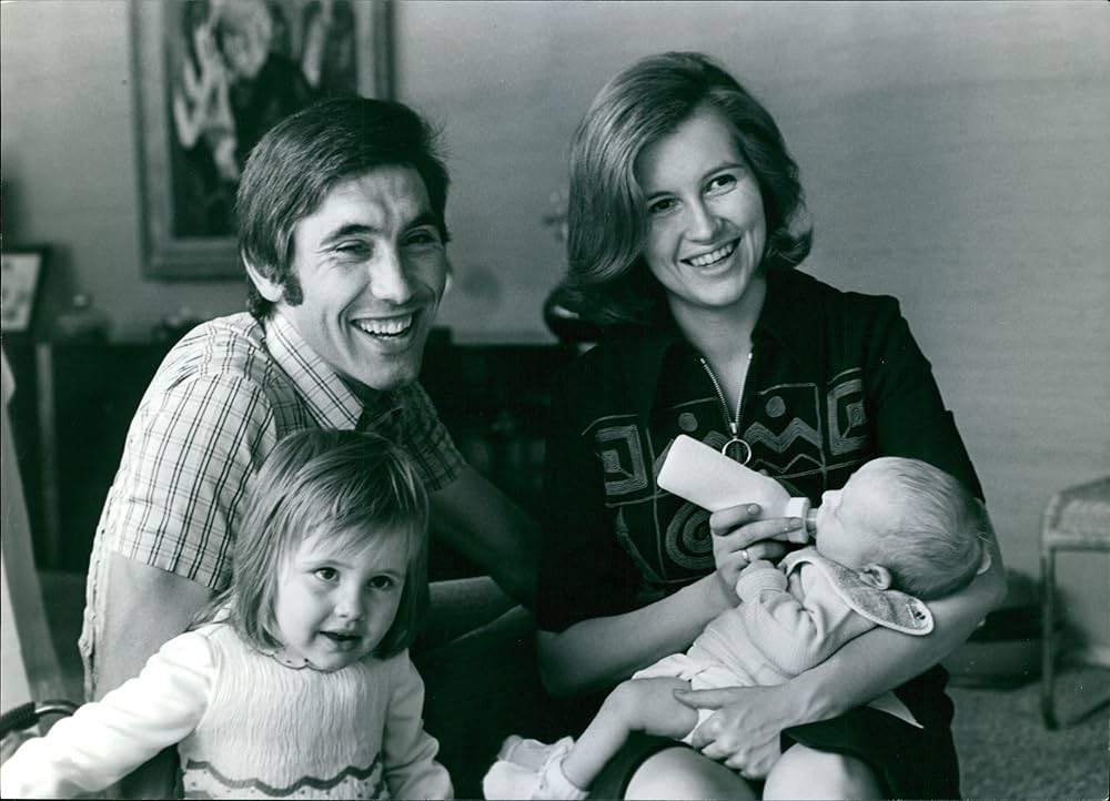 Amazon.com: Vintage photo of Eddy Merckx with his family, smiling. : Hogar y Cocina