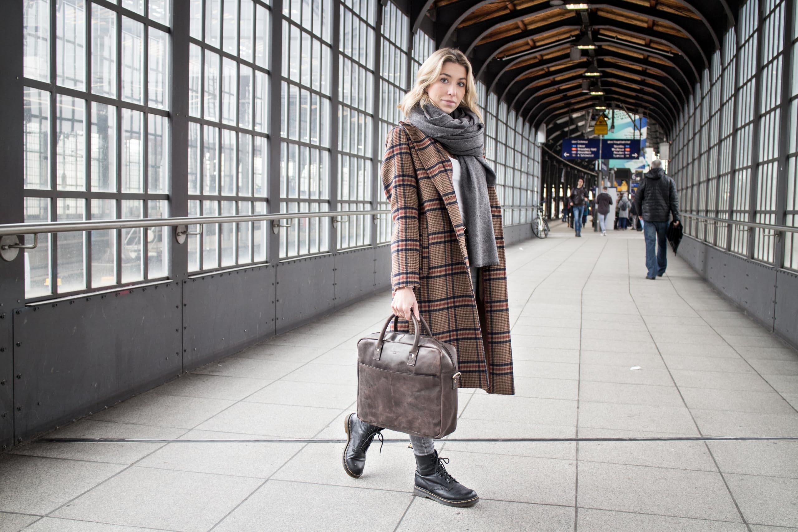 HOLZRICHTER Berlin - Große Aktentasche aus Leder (No 1-1), 30 x 39 x 10 cm Laptoptasche für Herren, Hochwertiges 15" Briefcase für die Arbeit, Businesstasche