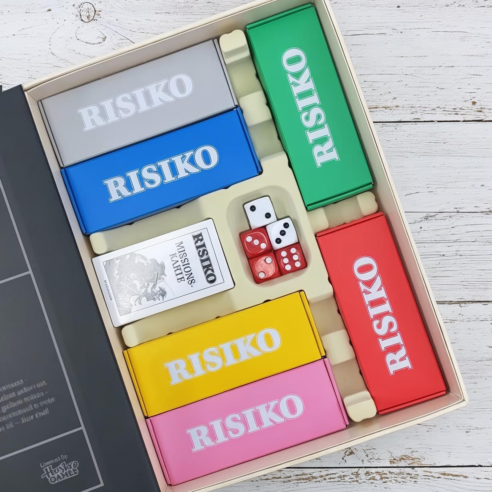 Risiko Vintage Buch Design Edition Brettspiel Bookshelf Spiel mit Weltkarte Secret Mission Karten 6 Armeen in Boxen Strategiespiel Fuer 2-6 Spieler ab 8 Jahren