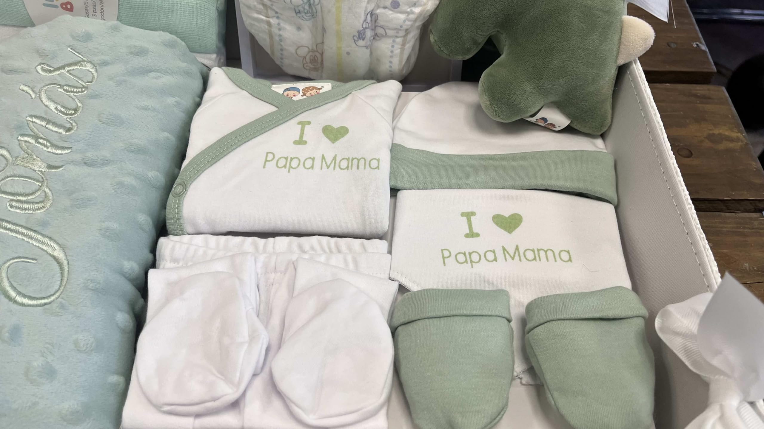 Danielstore - Canastilla Bebé Personalizada | Manta y Dou Dou con Nombre | | Set Primera Puesta Bebé | Pañal nombre bordado | Pack gasas | Cesta para Recién Nacidos| verde
