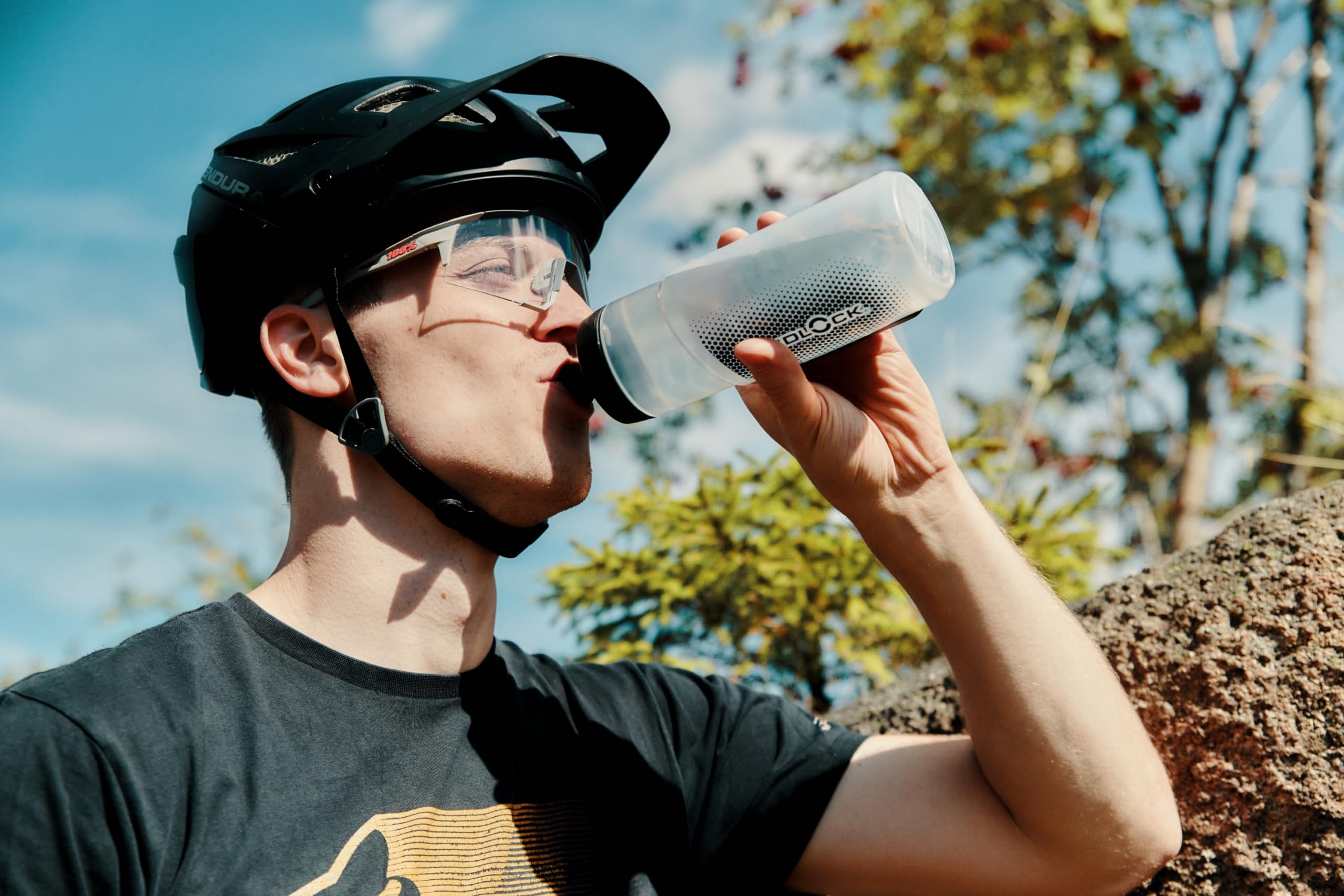 Fidlock TWIST bottle 600 + bike base – 600 ml Fahrrad Trinkflasche mit magnet-mechanischem Flaschenhaltersystem, BPA-frei & spülmaschinengeeignet, inkl. Halterung, Farbe Smoke