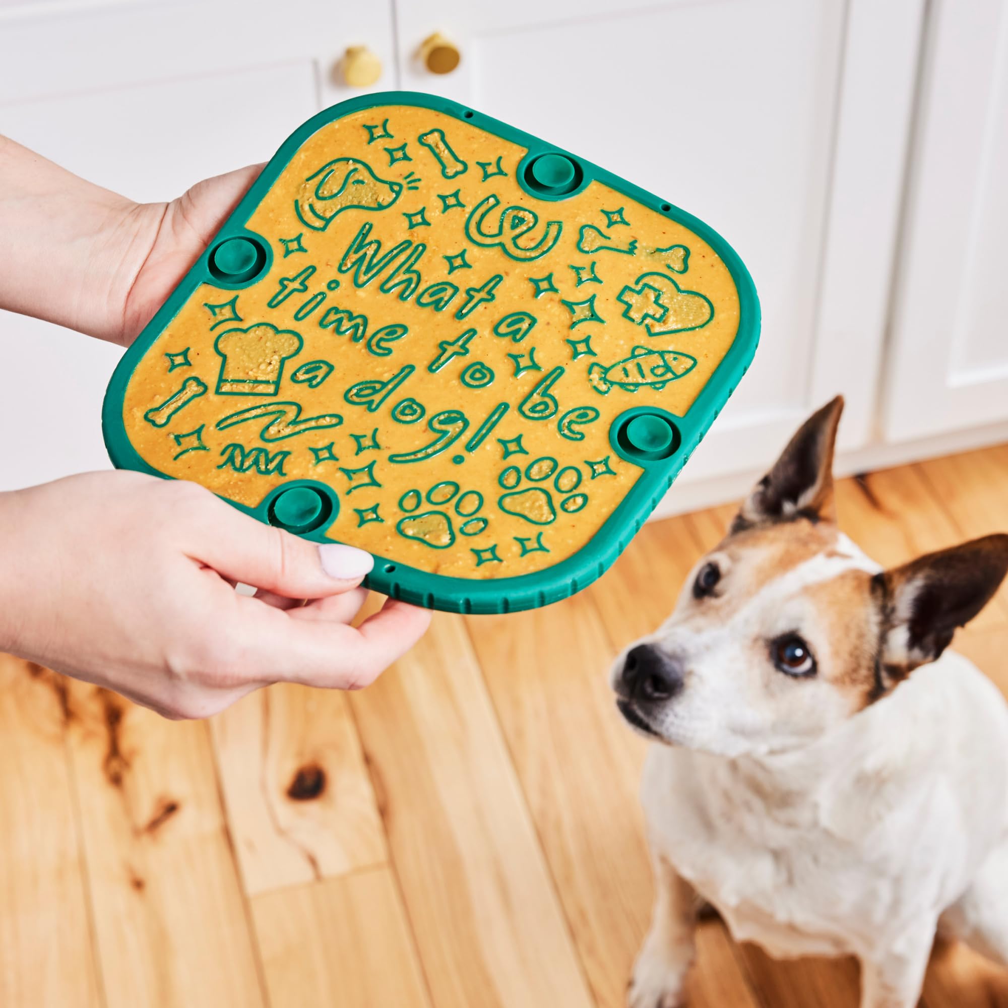 WOOF FlipMat - Tapete para lamer perros fácil de limpiar, tapete de alimentación lenta con diseño antideslizante de doble cara, silicona sin BPA, tapete para lamer, juguetes interactivos para perros