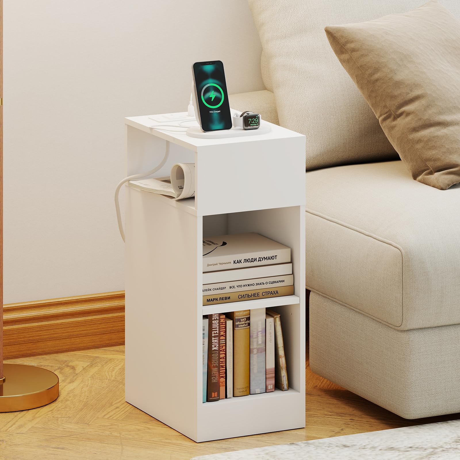 YOSHOOT Schmaler Nachttisch, Nachttisch aus Holz mit Ladestation, Dünner Tisch mit 3 offenen Regalen, platzsparende Beistelltische für Schlafzimmer, Wohnzimmer,25 * 35 * 61cm(Weiß)