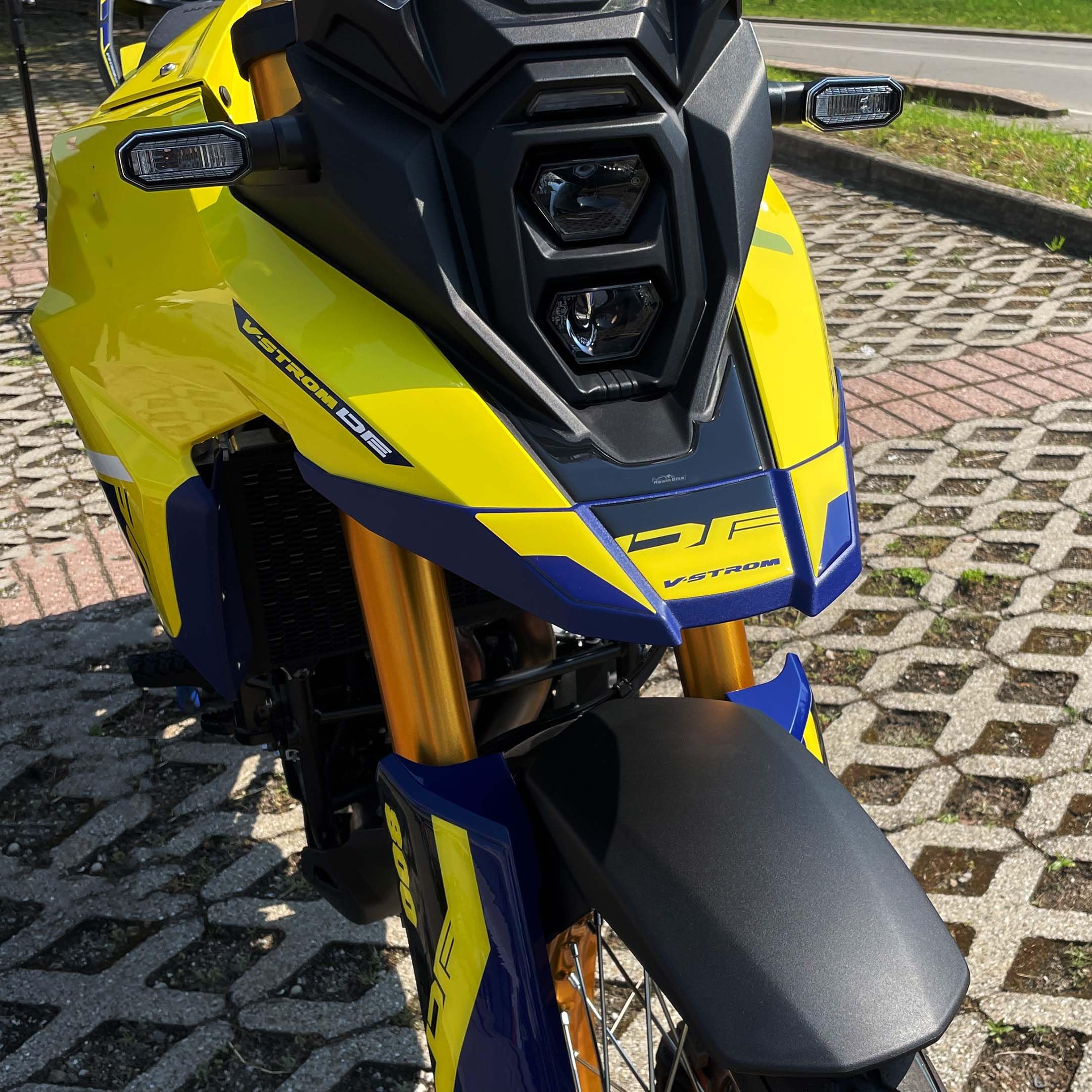 Resin Bike Autocollants Résine 3D Pour Suzuki V-Strom 800 SE 2023-2024 Bleu – Protection Réservoir Moto Anti-Rayures & Style Italien