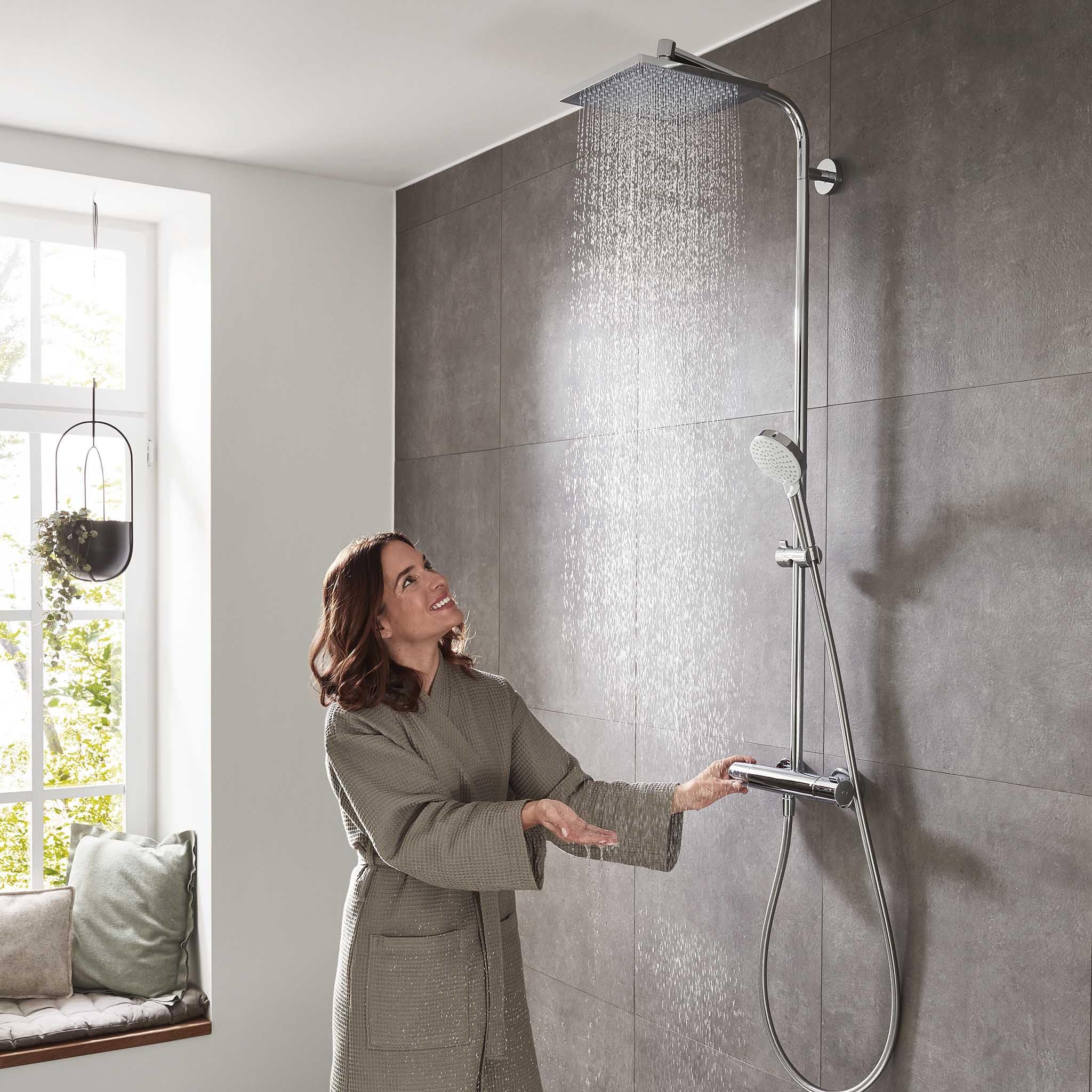 hansgrohe Crometta E - Colonna doccia a risparmio idrico (EcoSmart) con miscelatore termostatico, sistema doccia (240 x 240 mm) con rubinetto, doccetta, tubo, asta e soffione doccia, cromo, 27281000