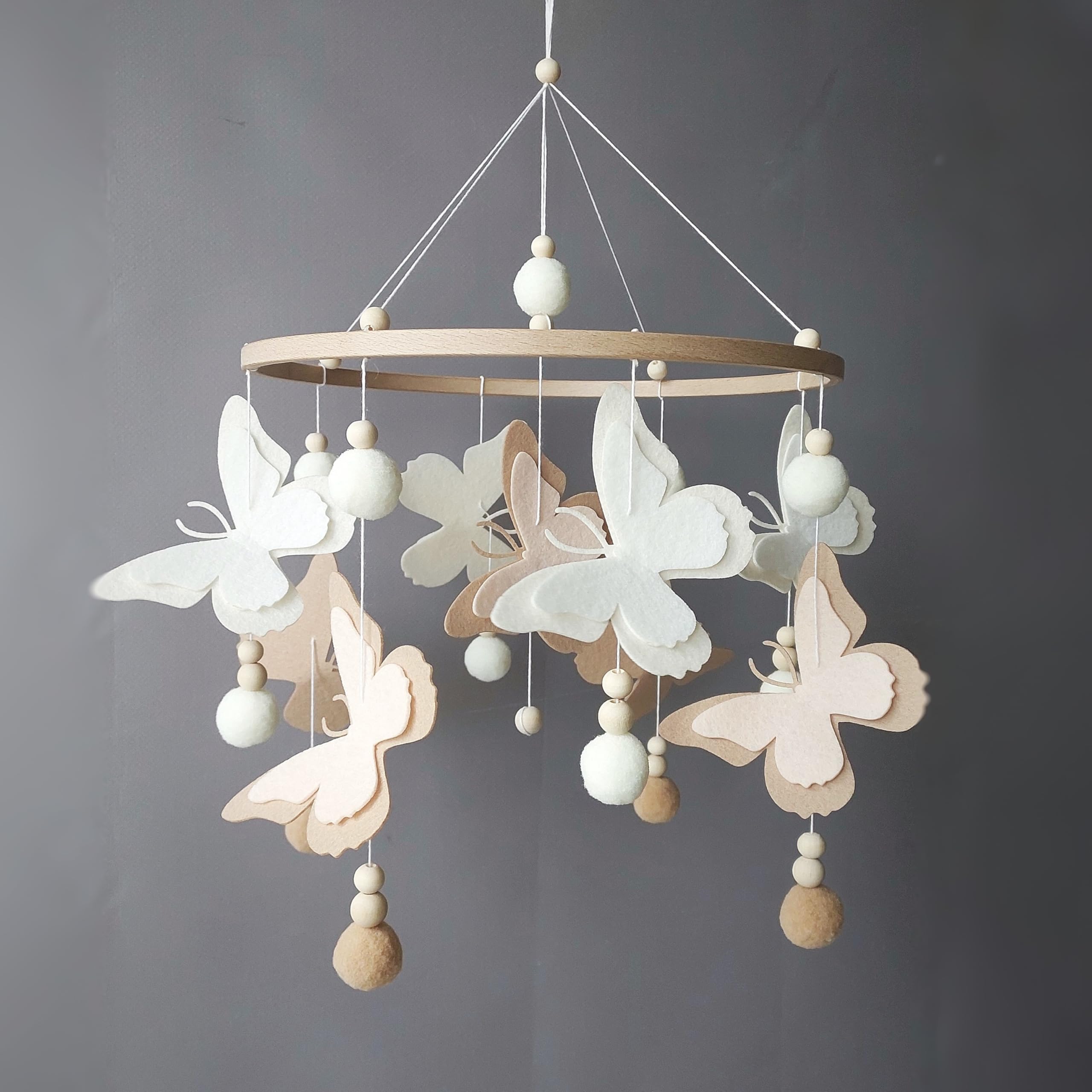 Baby Mobile con farfalle in feltro e pompon – Mobile in legno fatto a mano in tonalità neutre beige e marrone – perfetto per culla o decorazione della cameretta dei bambini