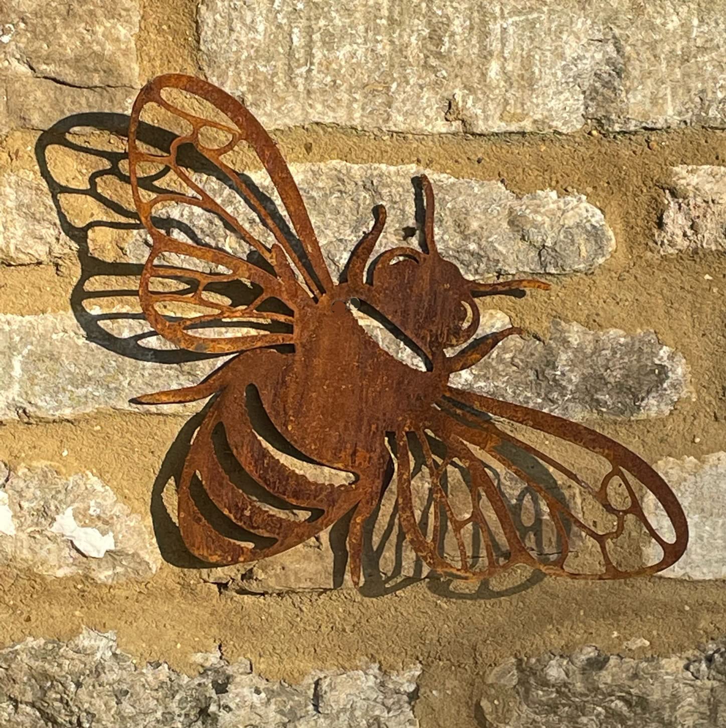 GAP GARDEN PRODUCTS Metal Bee Wall Art – 3D Garden & Home Wall Decoration – Bare Steel Bee Sculpture – Indoor & Outdoor Wall Art – Made in the UK – 40cm