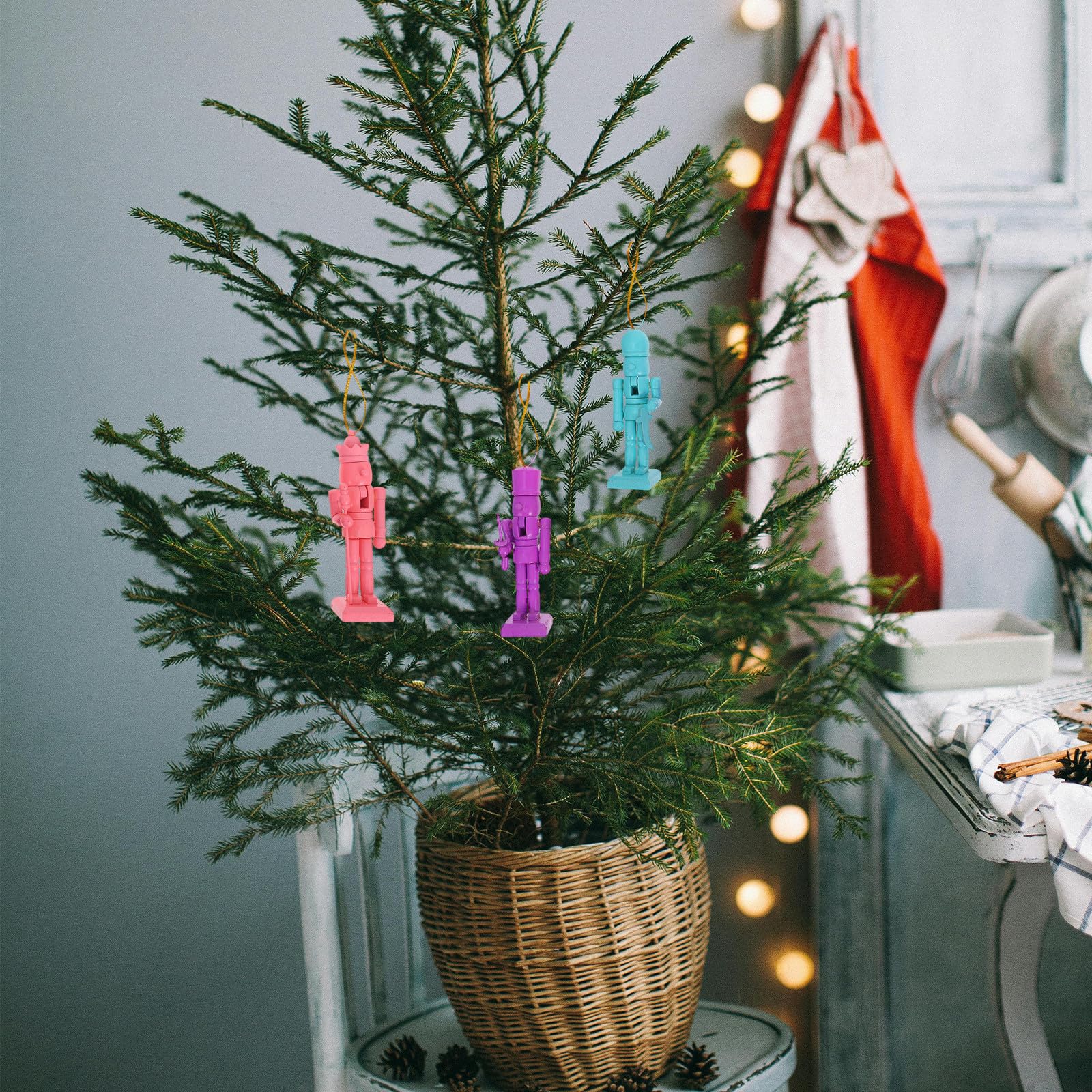 Toyvian 24 Piezas Cascanueces Navideños Colgantes de Madera, 12 Cm | Colores Brillantes, Estilo Clásico Festivo, para Árbol de Navidad y Ventana, Fácil de Colgar