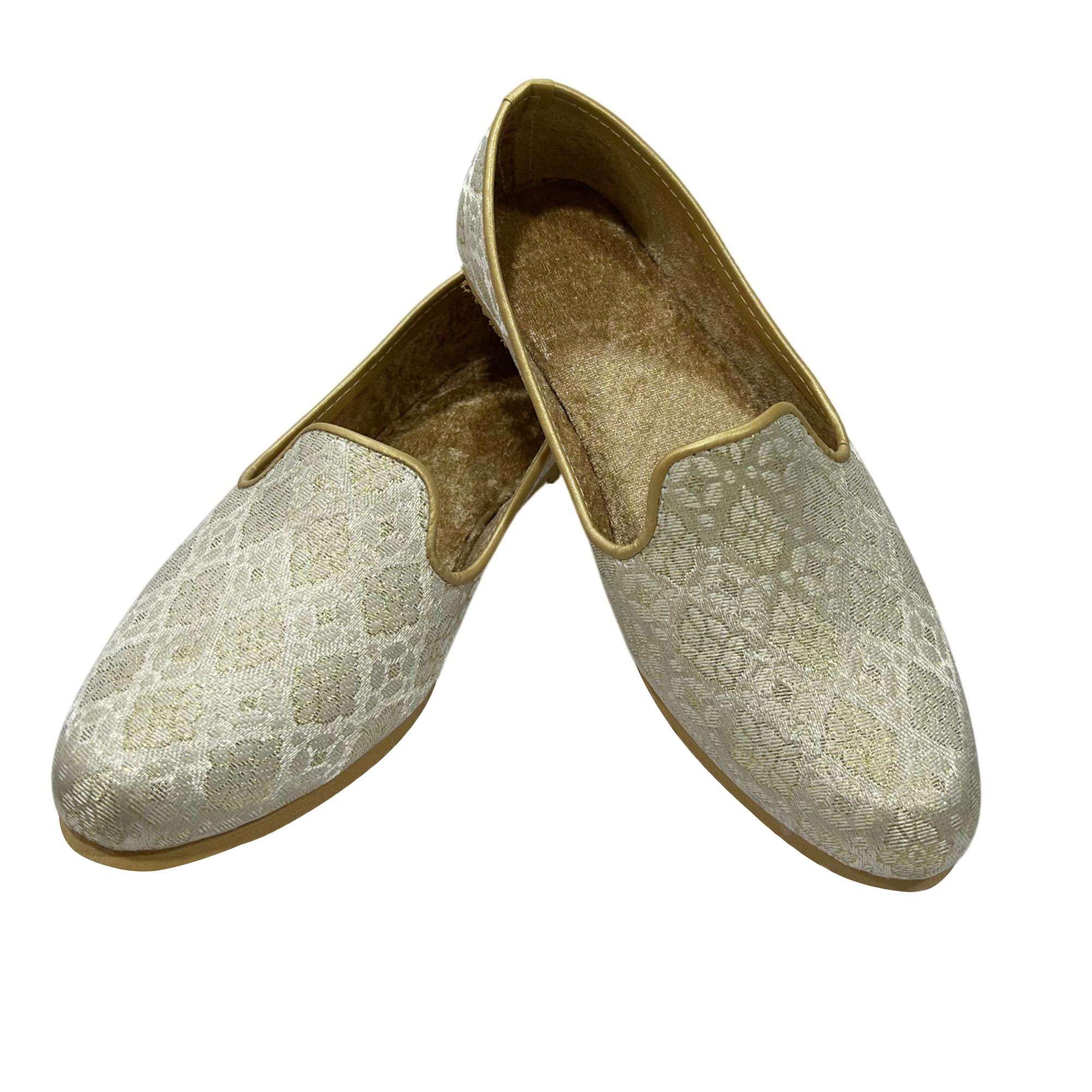 Scarpe da uomo color crema oro ricamate etniche slip-on matrimonio punjabi jutti fatte a mano mojari party scarpe