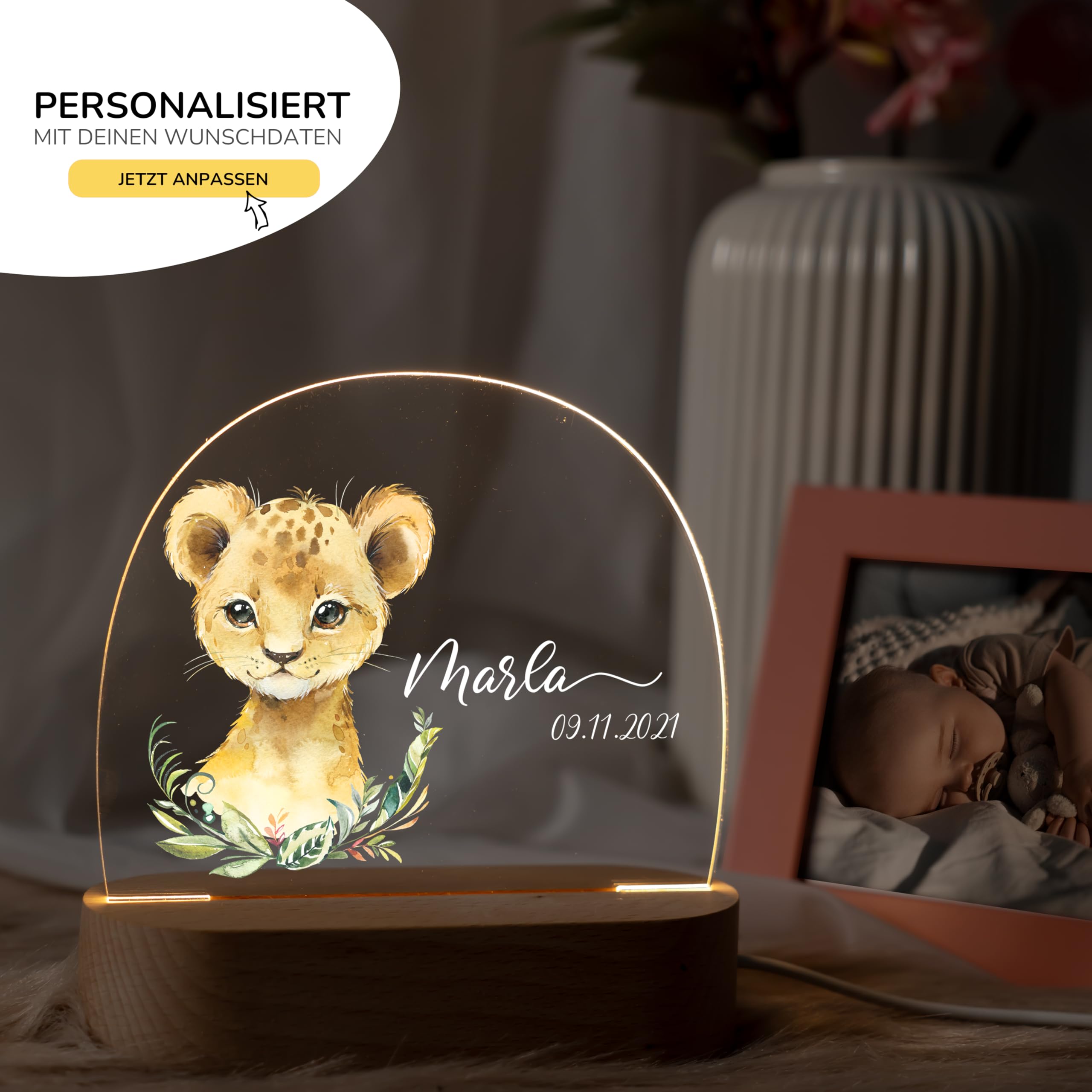 Kidsmood Nachtlicht für Babys mit Wunsch Namen - Personalisiertes Stilllicht & LED Nachttischlampe Kinderzimmer, dimmbar – Geschenk zur Geburt, Taufe & Geburtstag für Mädchen & Jungen [Löwenbaby]