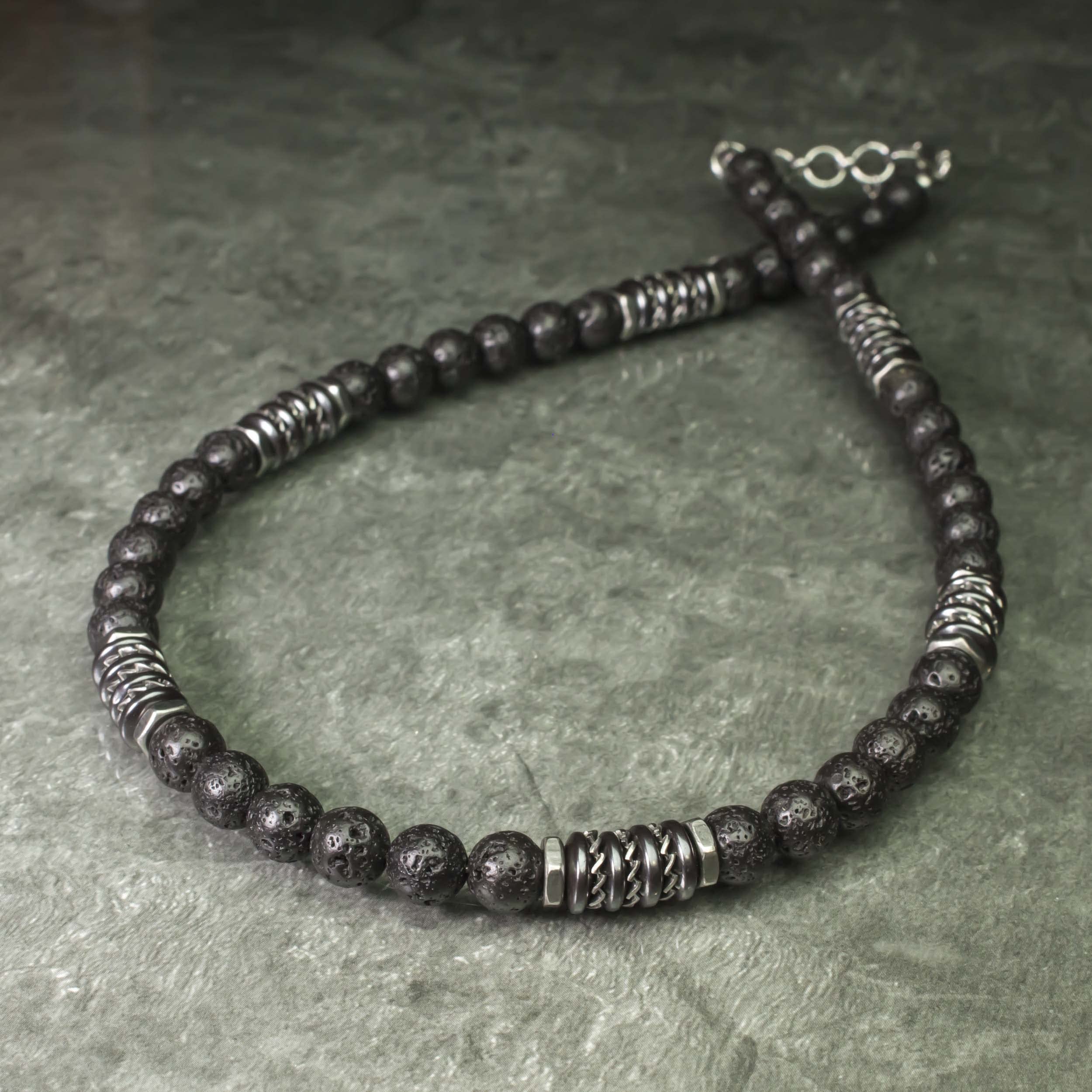 Collier Homme perles 8mm pierre naturelle Lave Volcanique noir rondelles Hématite métal INOX Style antique Fait main en France (40-45cm expédié Amazon)
