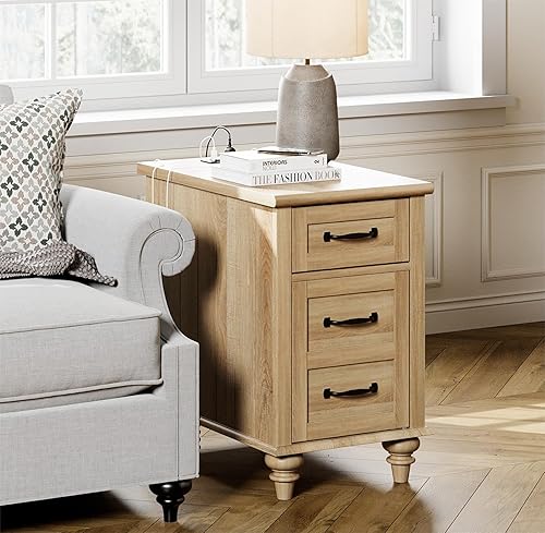 WAMPAT Mesa auxiliar de granja con estación de carga, mesa auxiliar de sofá de madera clara con cajón y armario de almacenamiento, mesita de noche