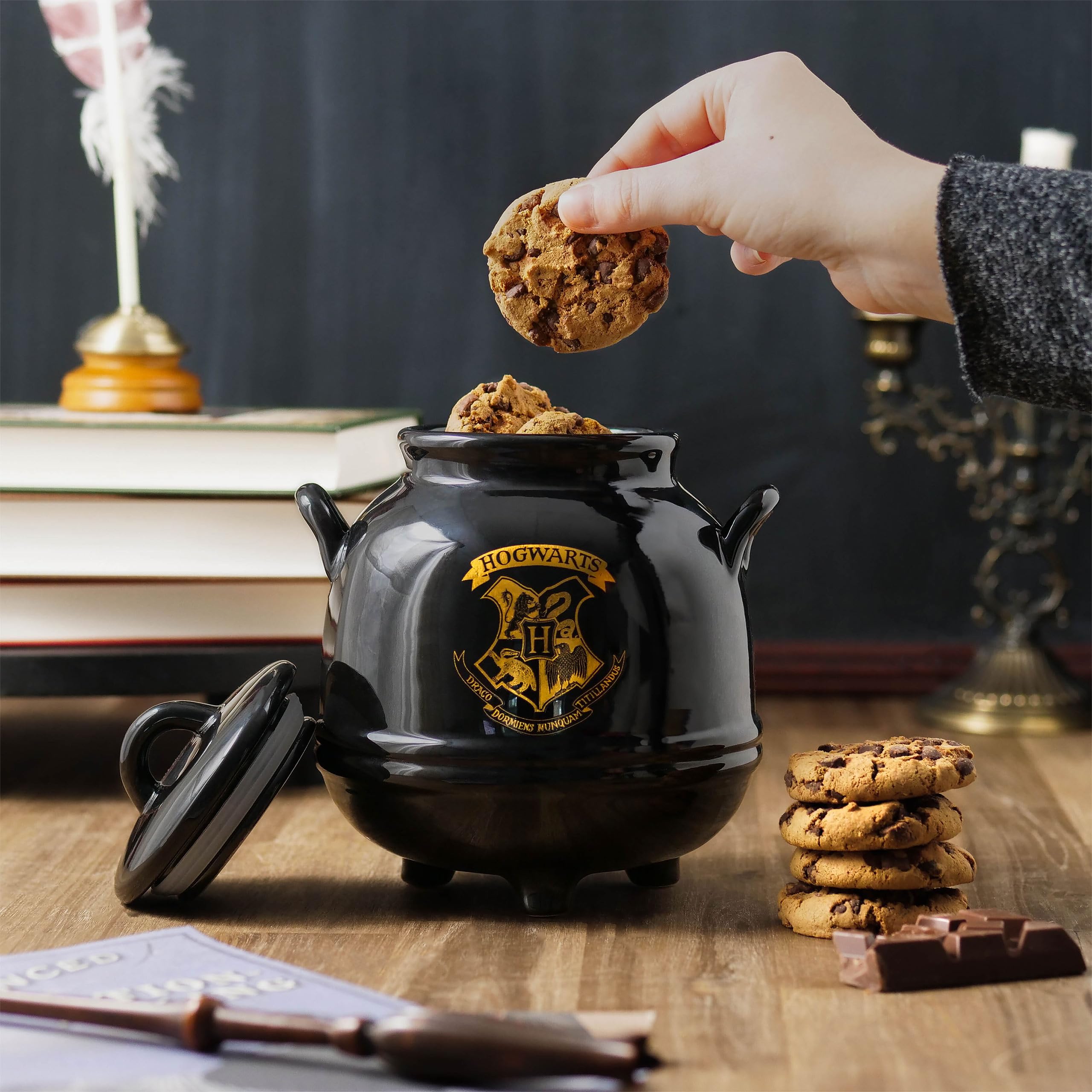 Elbenwald Harry Potter Hogwarts Cauldron Cookie Jar - Hogwarts School Crest Motif Ceramic Black, 17 x 14 cm, 1.4 L - Image 3