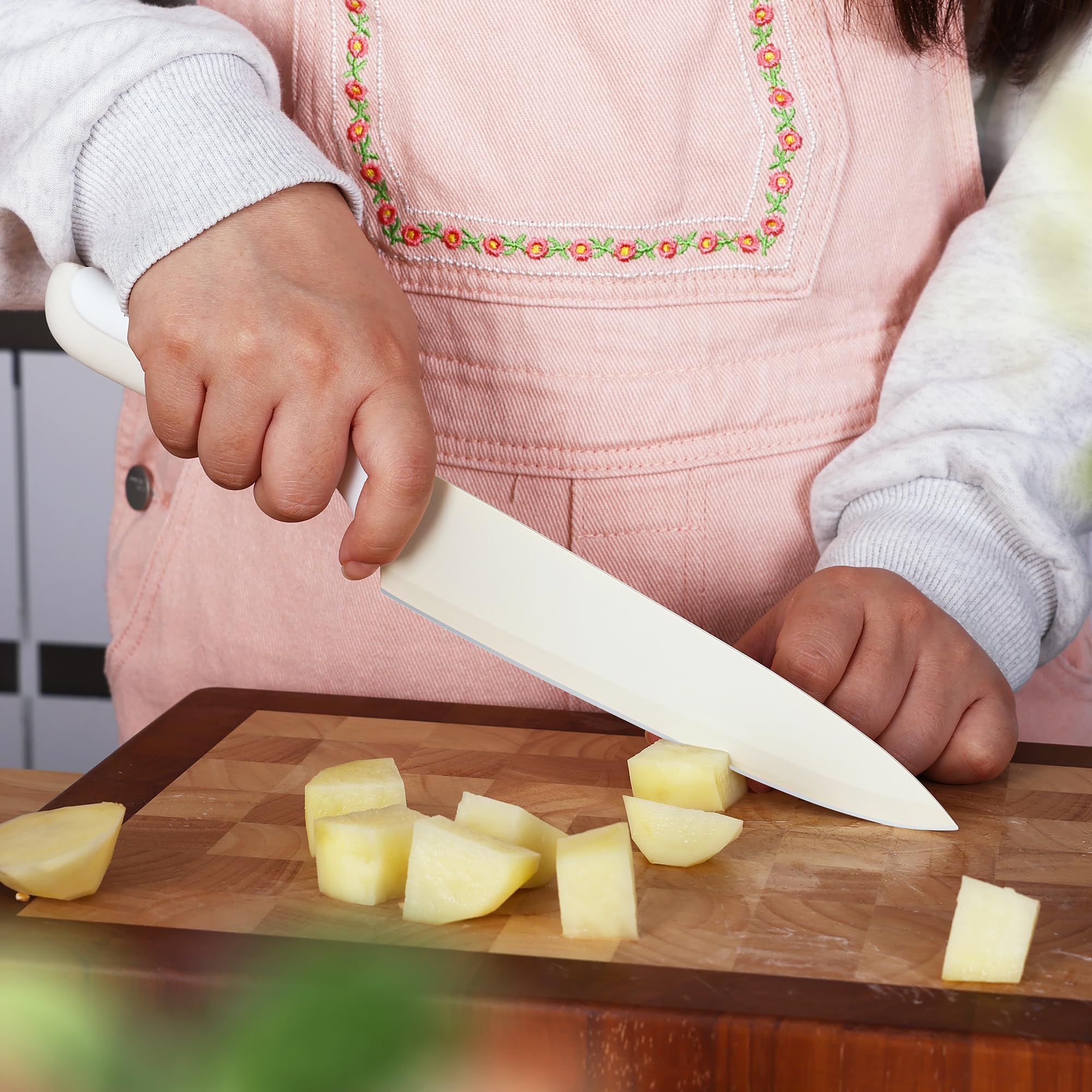 hecef Set de 14 Couteaux de Cuisine avec Bloc Aiguiseur, Revêtement Antiadhésif – Compatibles Lave-vaisselle, Manches Ergonomiques, Gain de Place, Idéal pour Cadeau ou Cuisine Moderne (Crème)