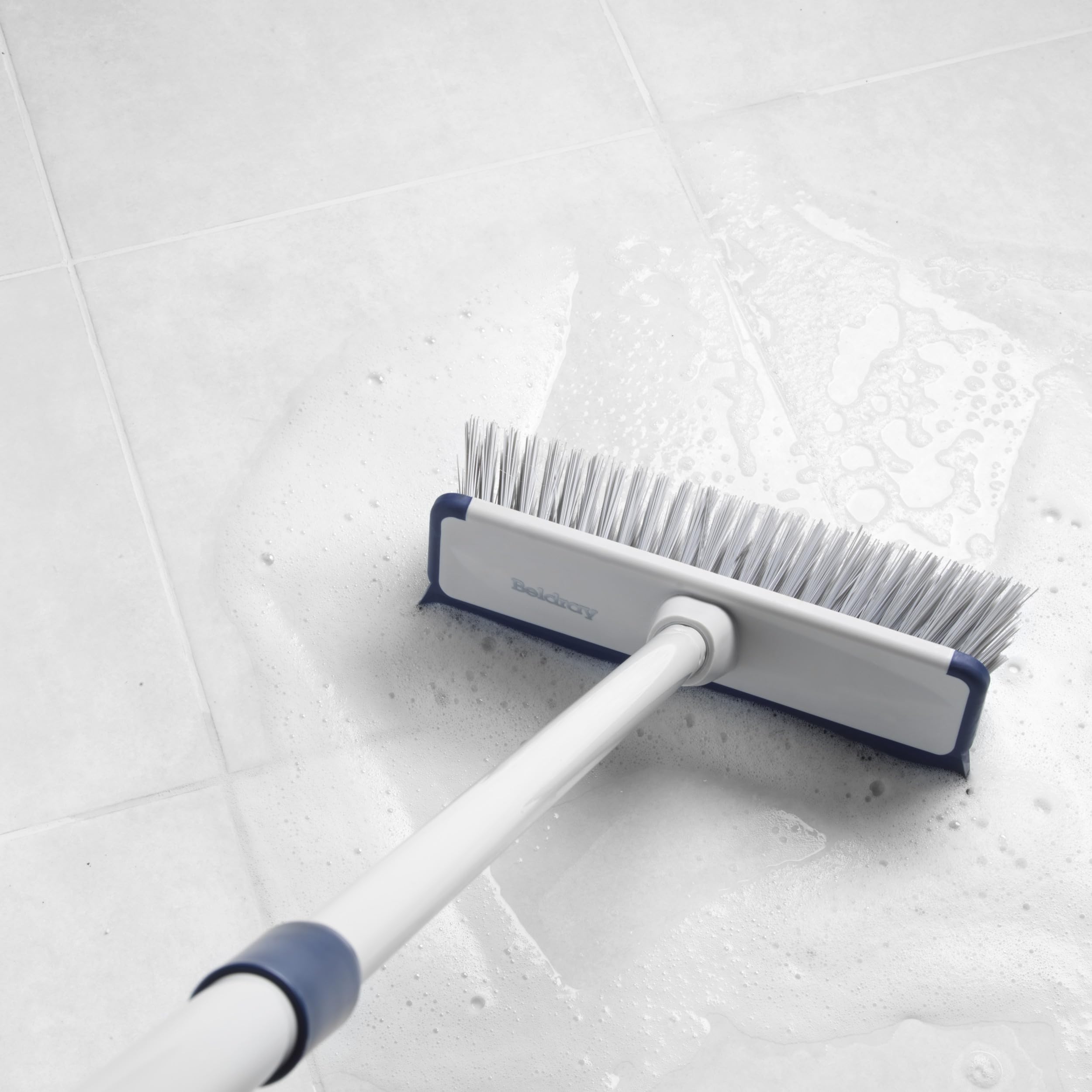 Beldray LA034009FEU7 - Spazzola per pulizia profonda 2 in 1 - tergivetro integrato, setole resistenti antigraffio, manico estensibile, paraurti in gomma per proteggere battiscopa, per pavimenti