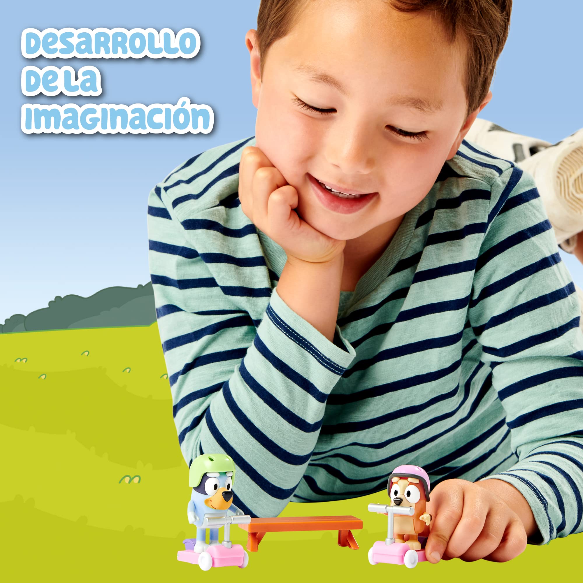 Bluey - Vehículos Scooters, con 2 Figuras de los protagonistas de la Serie, Bingo la Hermana de Blue, y de Accesorios 2 patinetes Scooter con Ruedas y 2 Cascos, +3 años de Edad, Famosa (BLY12100)