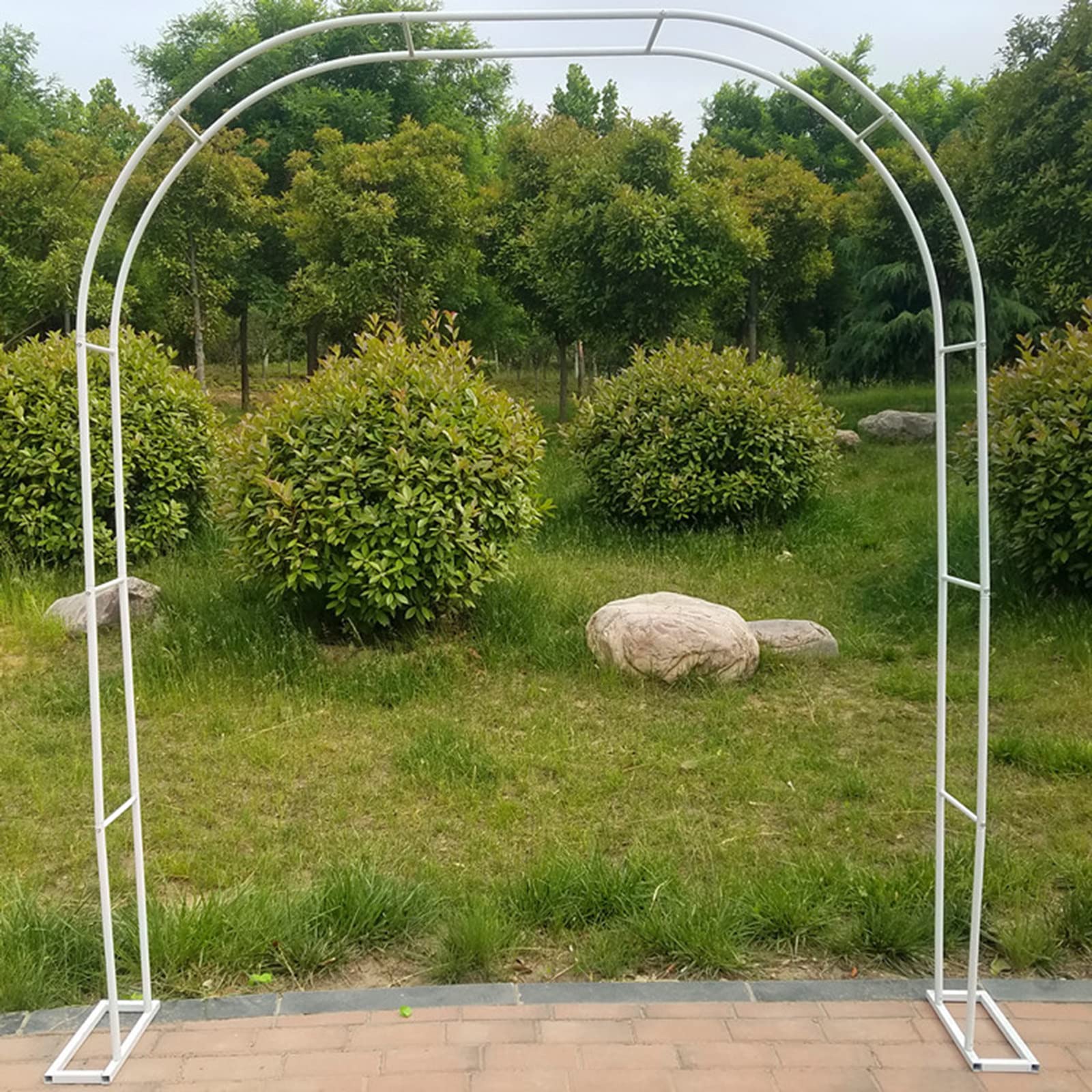 Arche de fête blanche pour sublimer vos cérémonies extérieures