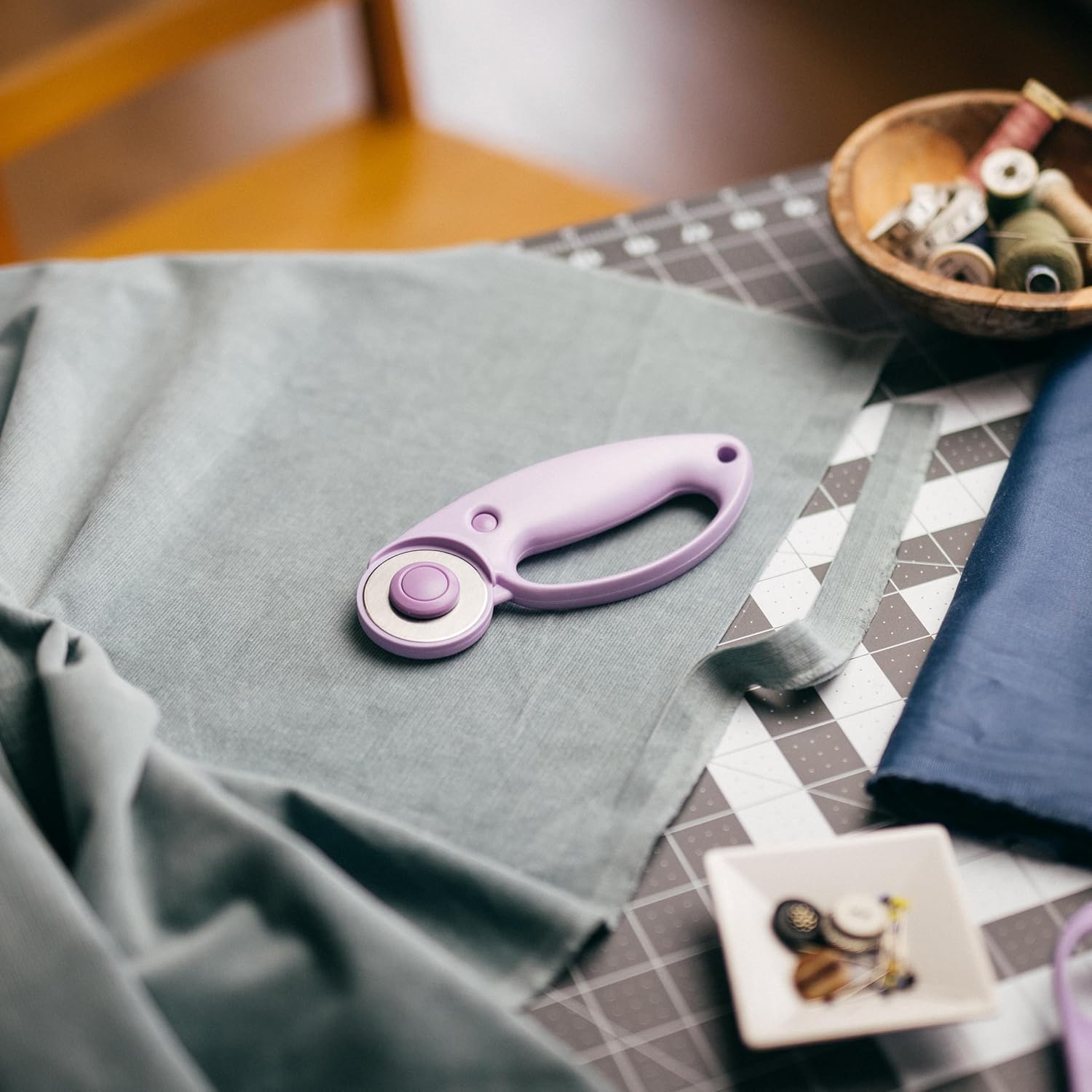 Fiskars Loop Rotary Cutter, Explore Collection Ultra Lilac, Precision-Ground Steel Blade for Fabric, Felt and Vinyl, 45mm