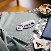 Vista 6 de Fiskars Cortador giratorio Loop, colección Explore Ultra Lila, cuchilla de acero de precisión para tela, fieltro y vinilo, 45 mm