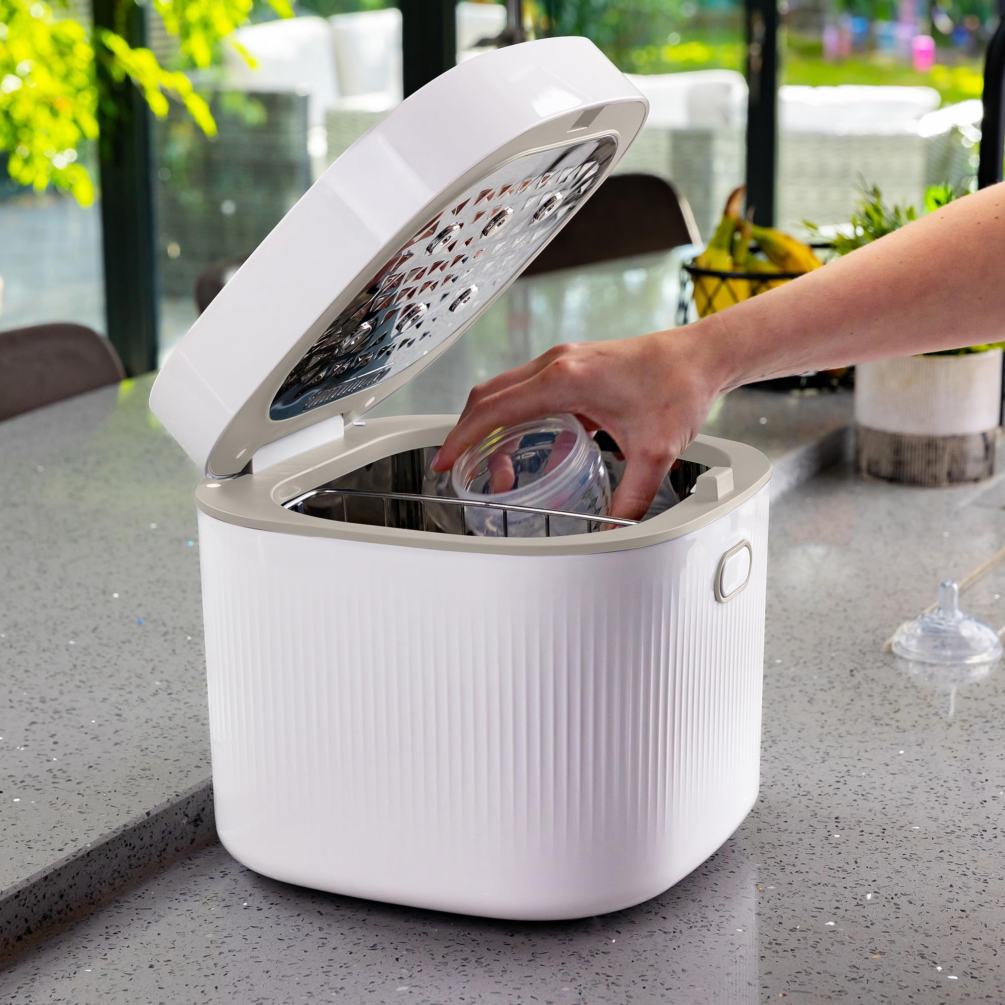 Vital Baby UV Babyflasche Sterilisator & Trockner Elektrischer Sterilisator für Flaschen, Milchpumpen, Schnuller & Zubehör Kein Wasser, Dampf oder Chemikalien - 5 Minuten Schnellzyklus, tötet 99,99%