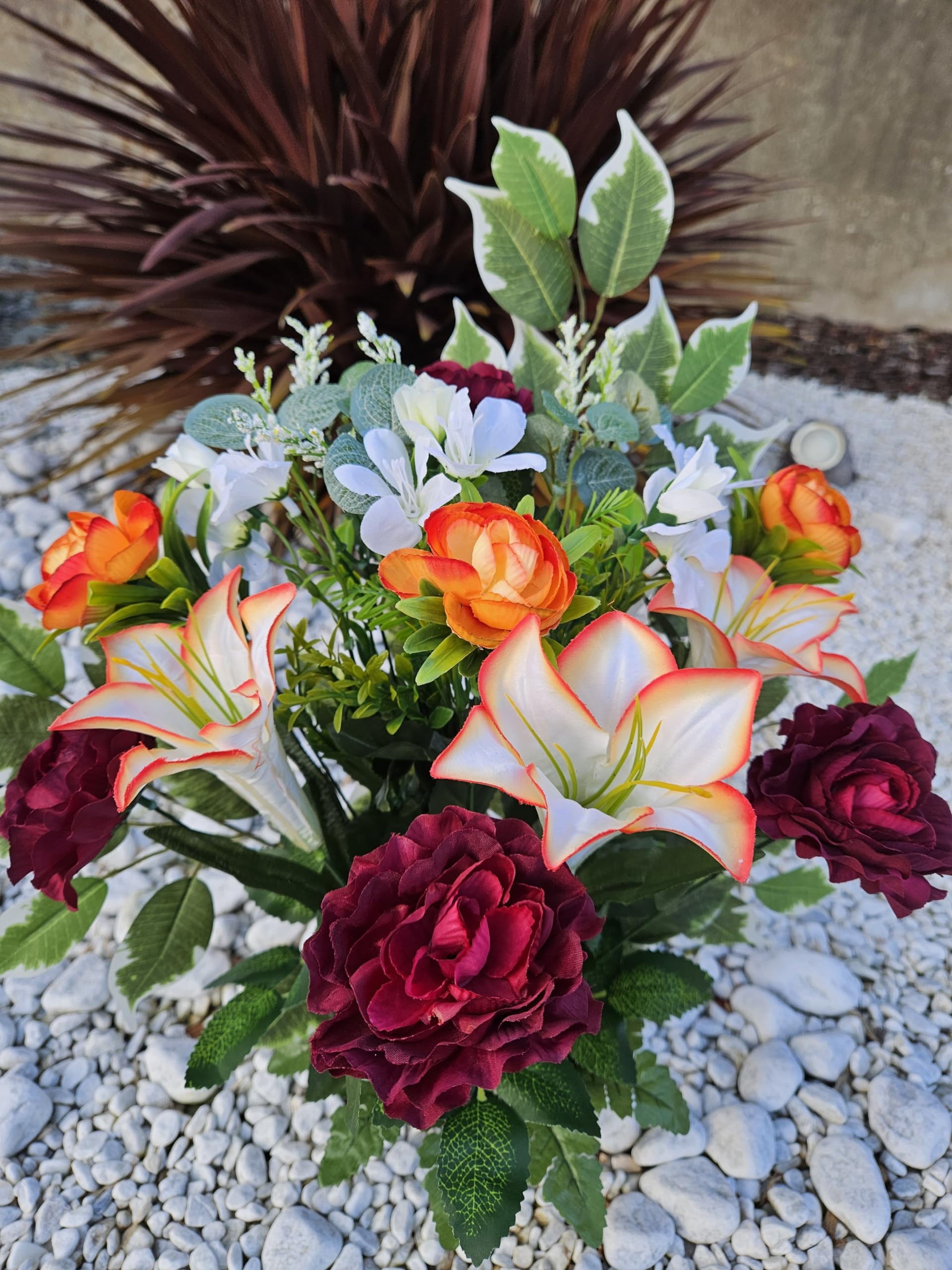 Composition de Fleurs Artificielles en Cône Lesté Ciment pour Une Parfaite Tenue à L' extérieur. Réalisé par nos Soins, Réalisé par nos Soins, Fleurs de Qualité.