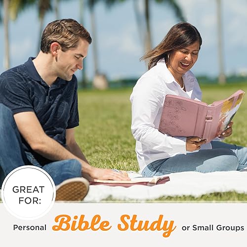 Miniatura 8 de Christian Art Gifts Funda de cuero vegano para la Biblia para mujer His Mercy Never Fails - Lam. 322 Escrituras inspiradoras, bolsillos y