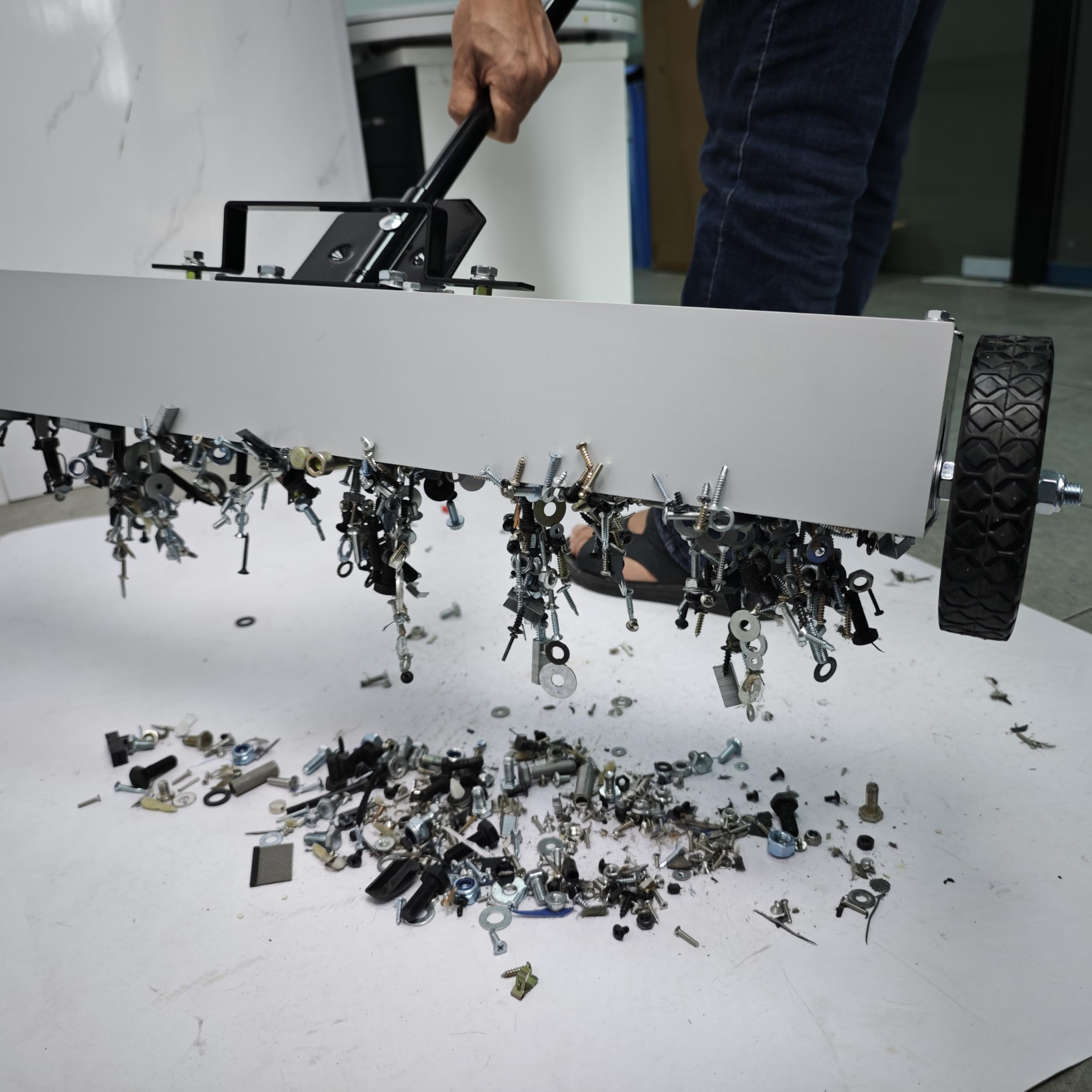 Zamiatarka magnetyczna z kółkami, pojemność 20 kg, regulowana wysokość uchwytu i magnesu podłogowego, metalowy magnes do podnoszenia i paznokci, zamiatarka podłogowa do budowy, sklepu